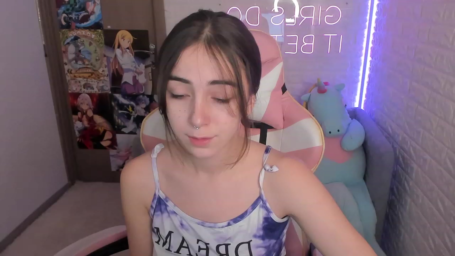 Gallery image thumbnail from ElsaYoung's myfreecams stream on, 12/28/2022, 16:54 image 2 of 20