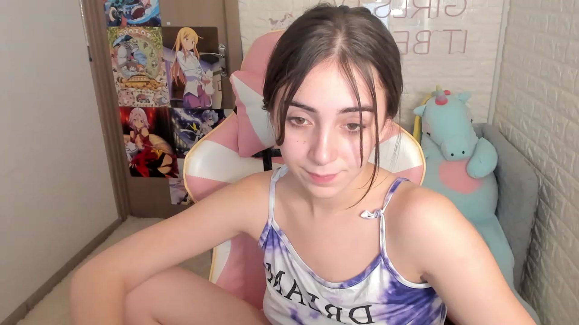 Gallery image thumbnail from ElsaYoung's myfreecams stream on, 12/28/2022, 19:33 image 17 of 20