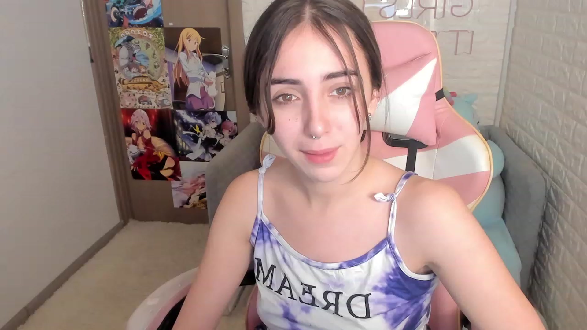 Gallery image thumbnail from ElsaYoung's myfreecams stream on, 12/28/2022, 19:33 image 7 of 20