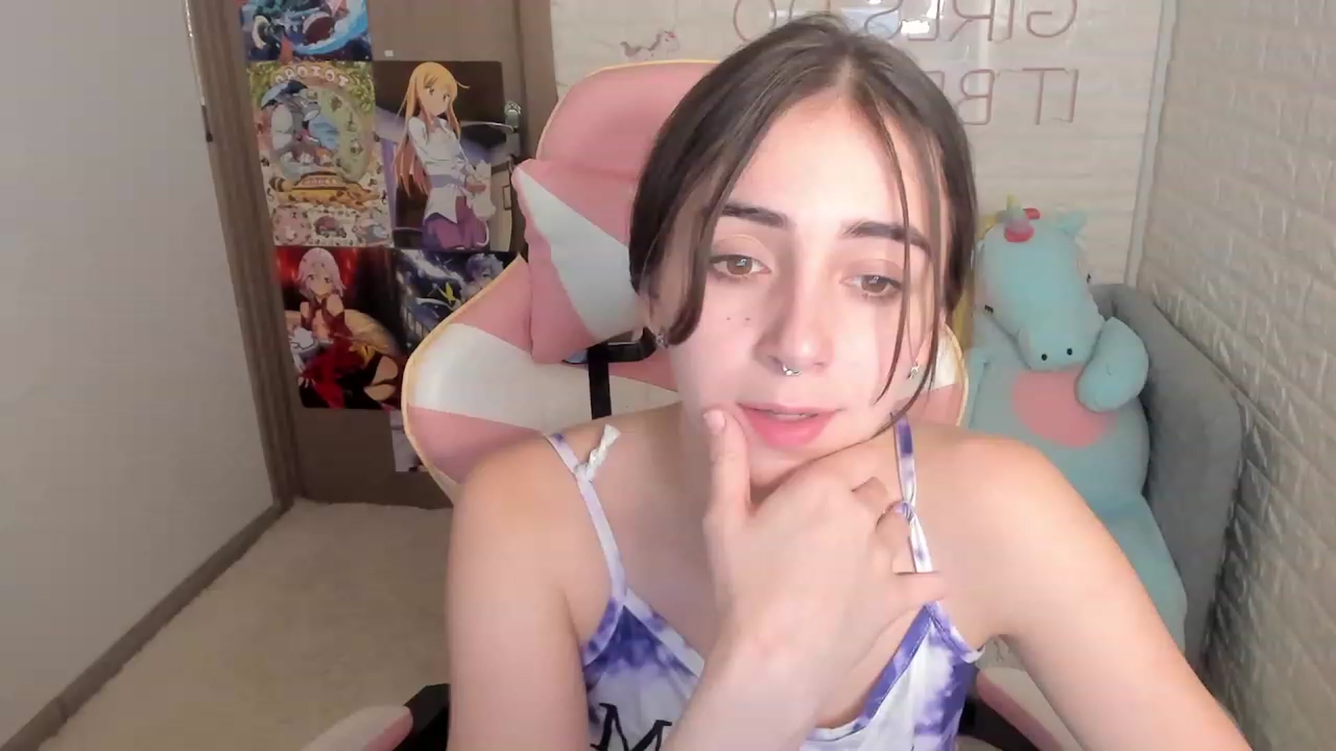 Gallery image thumbnail from ElsaYoung's myfreecams stream on, 12/28/2022, 19:33 image 14 of 20