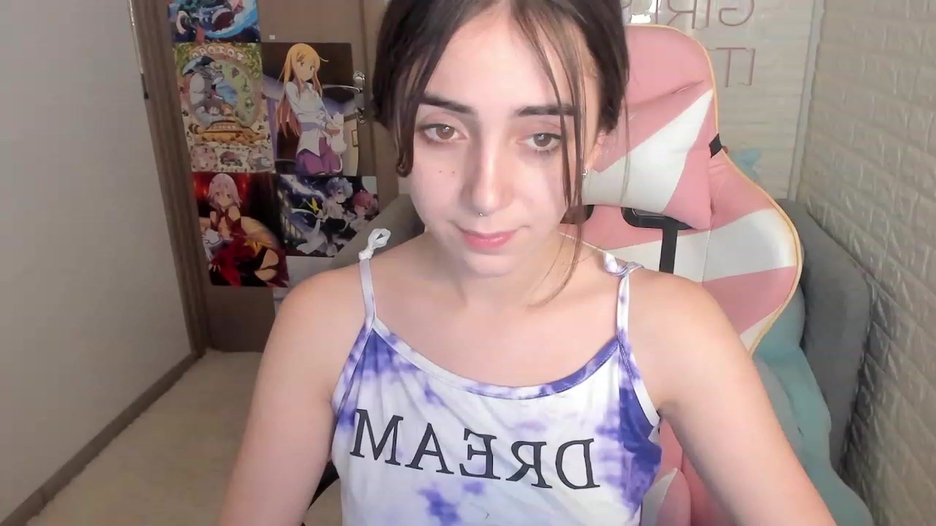 Gallery image thumbnail from ElsaYoung's myfreecams stream on, 12/28/2022, 19:33 image 19 of 20