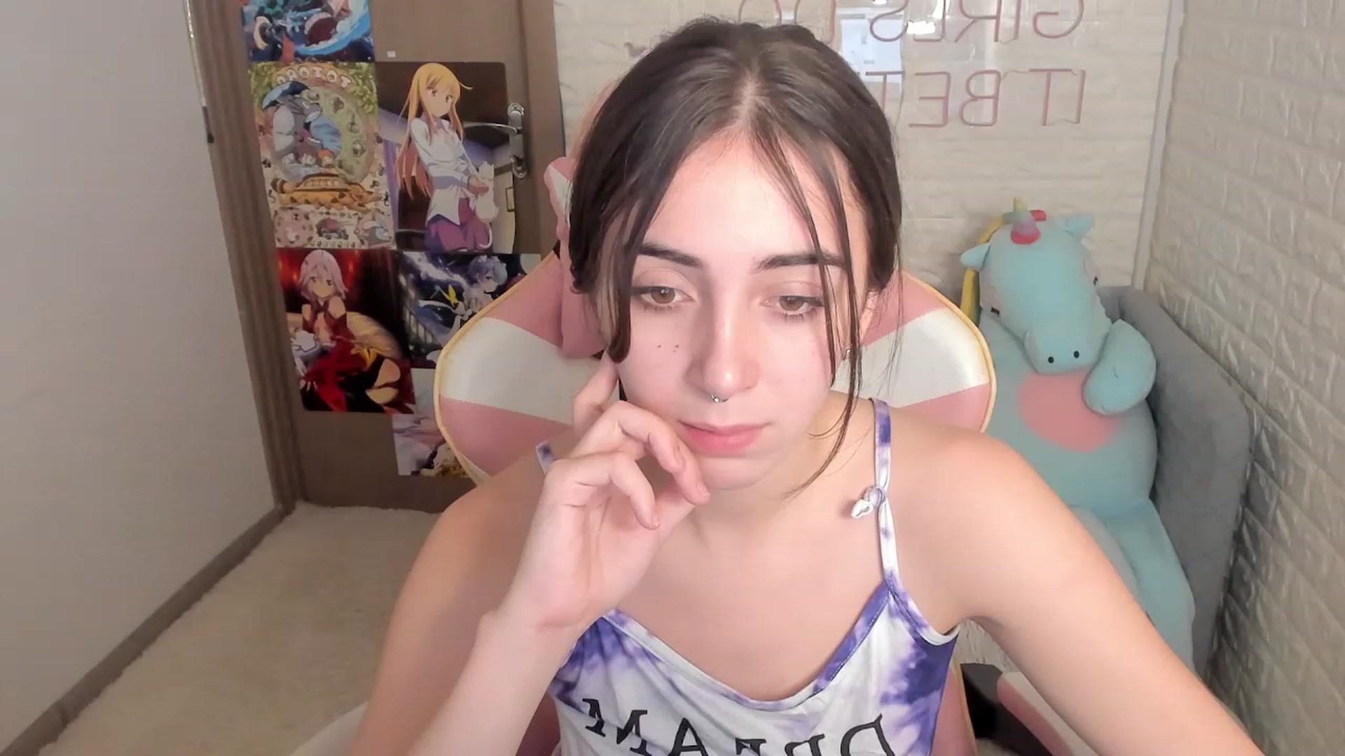 Gallery image thumbnail from ElsaYoung's myfreecams stream on, 12/28/2022, 19:33 image 12 of 20