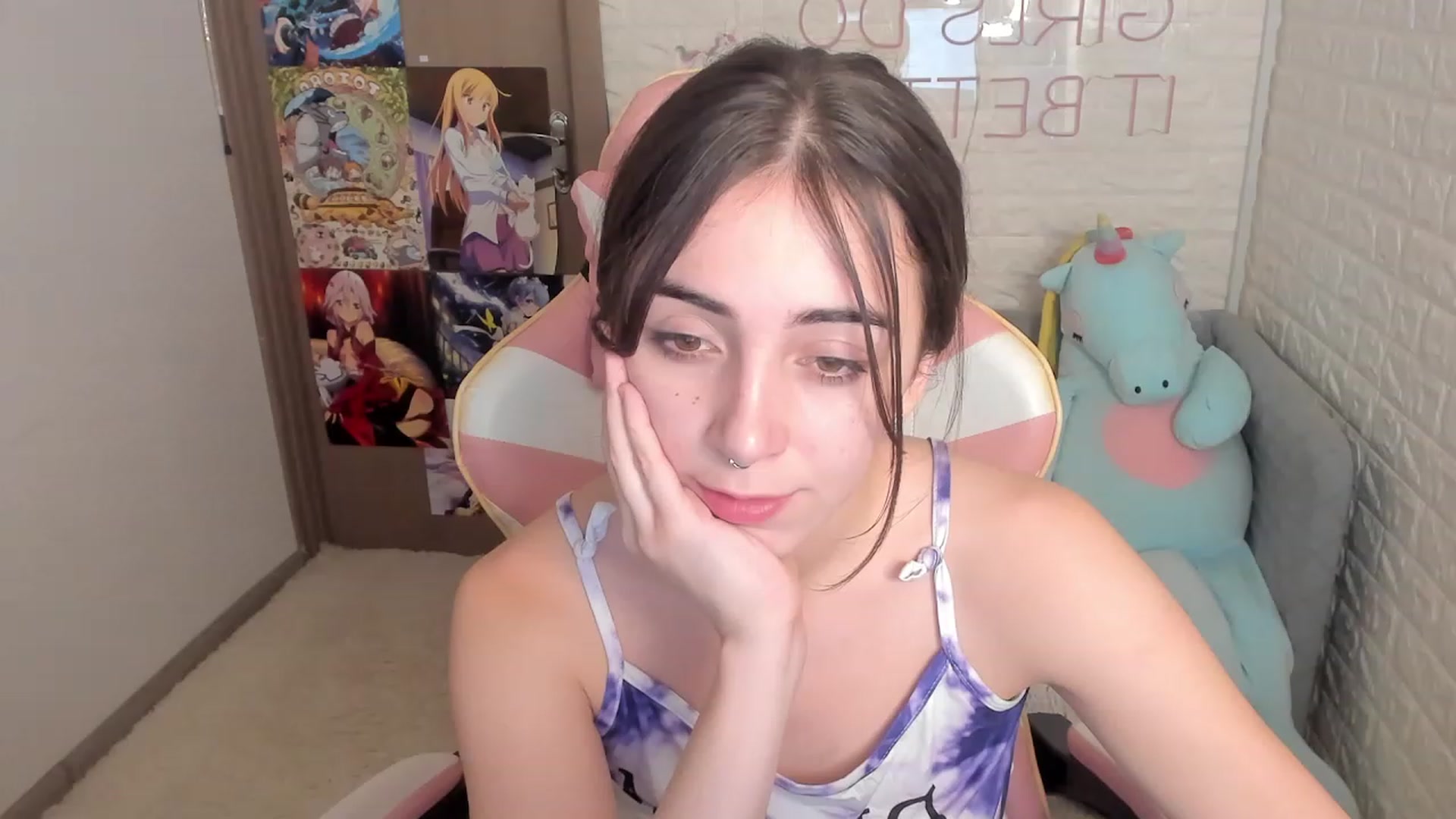 Gallery image thumbnail from ElsaYoung's myfreecams stream on, 12/28/2022, 19:33 image 9 of 20