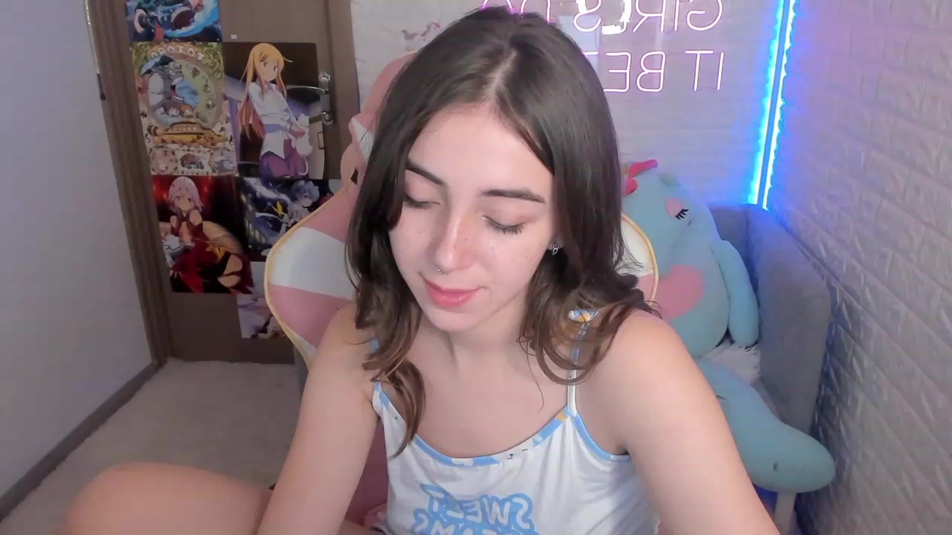 Gallery image thumbnail from ElsaYoung's myfreecams stream on, 12/29/2022, 10:59 image 8 of 20