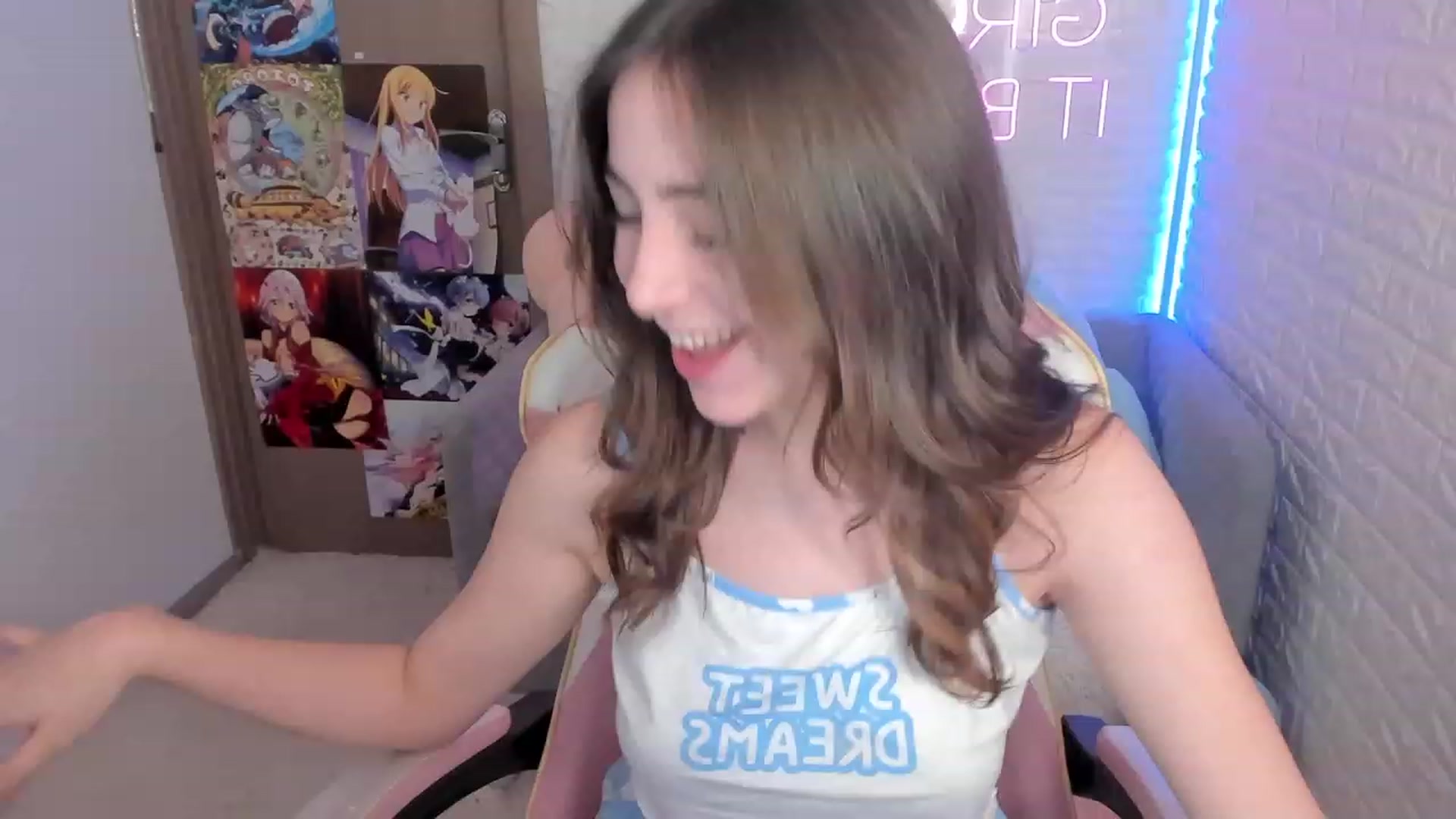 Gallery image thumbnail from ElsaYoung's myfreecams stream on, 12/29/2022, 10:59 image 6 of 20