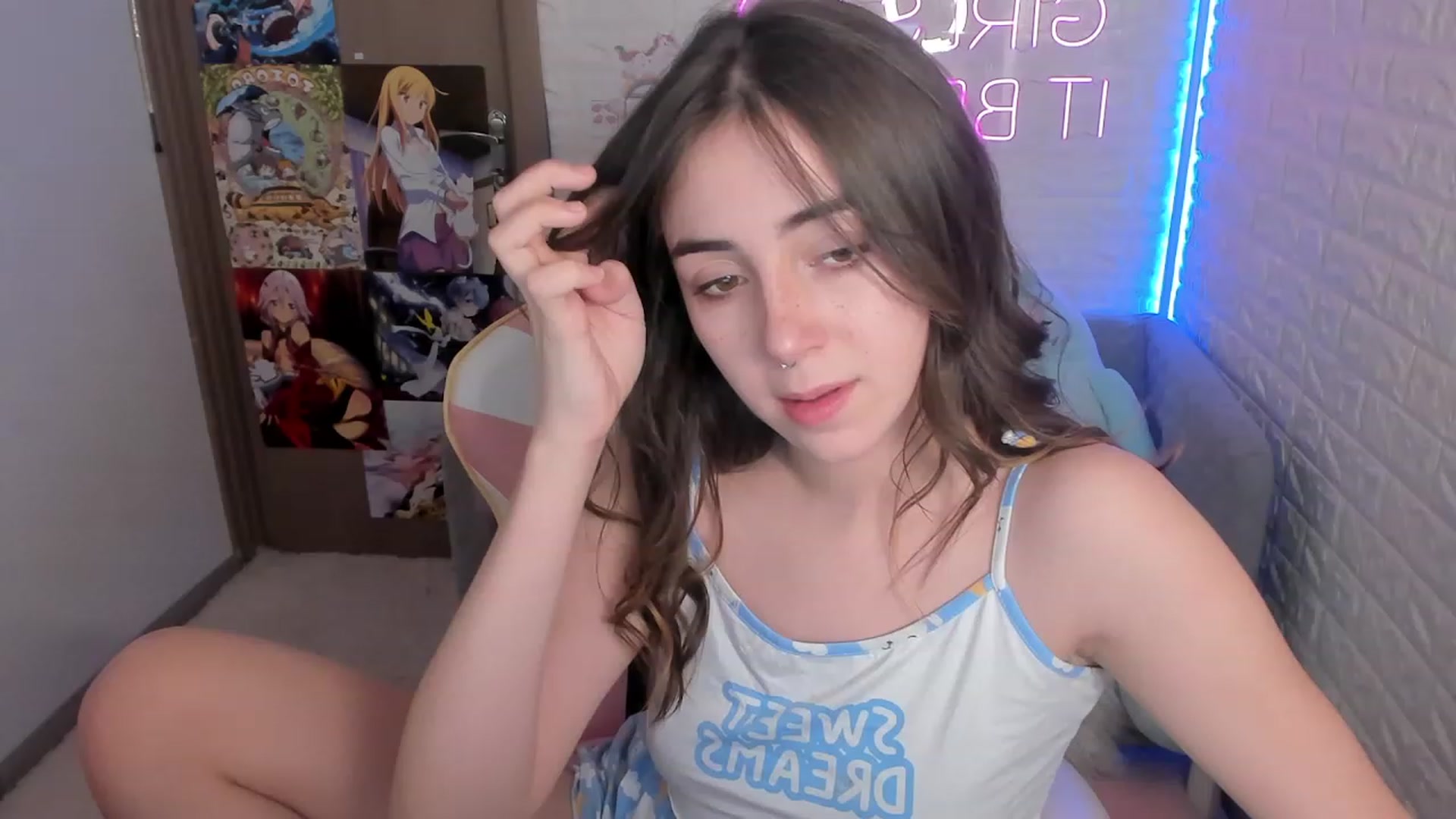 Gallery image thumbnail from ElsaYoung's myfreecams stream on, 12/29/2022, 10:59 image 5 of 20