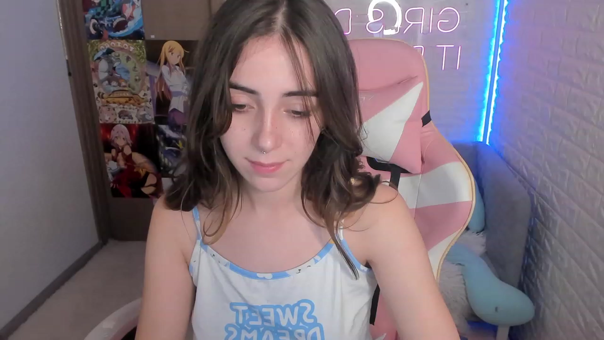 Gallery image thumbnail from ElsaYoung's myfreecams stream on, 12/29/2022, 10:59 image 15 of 20