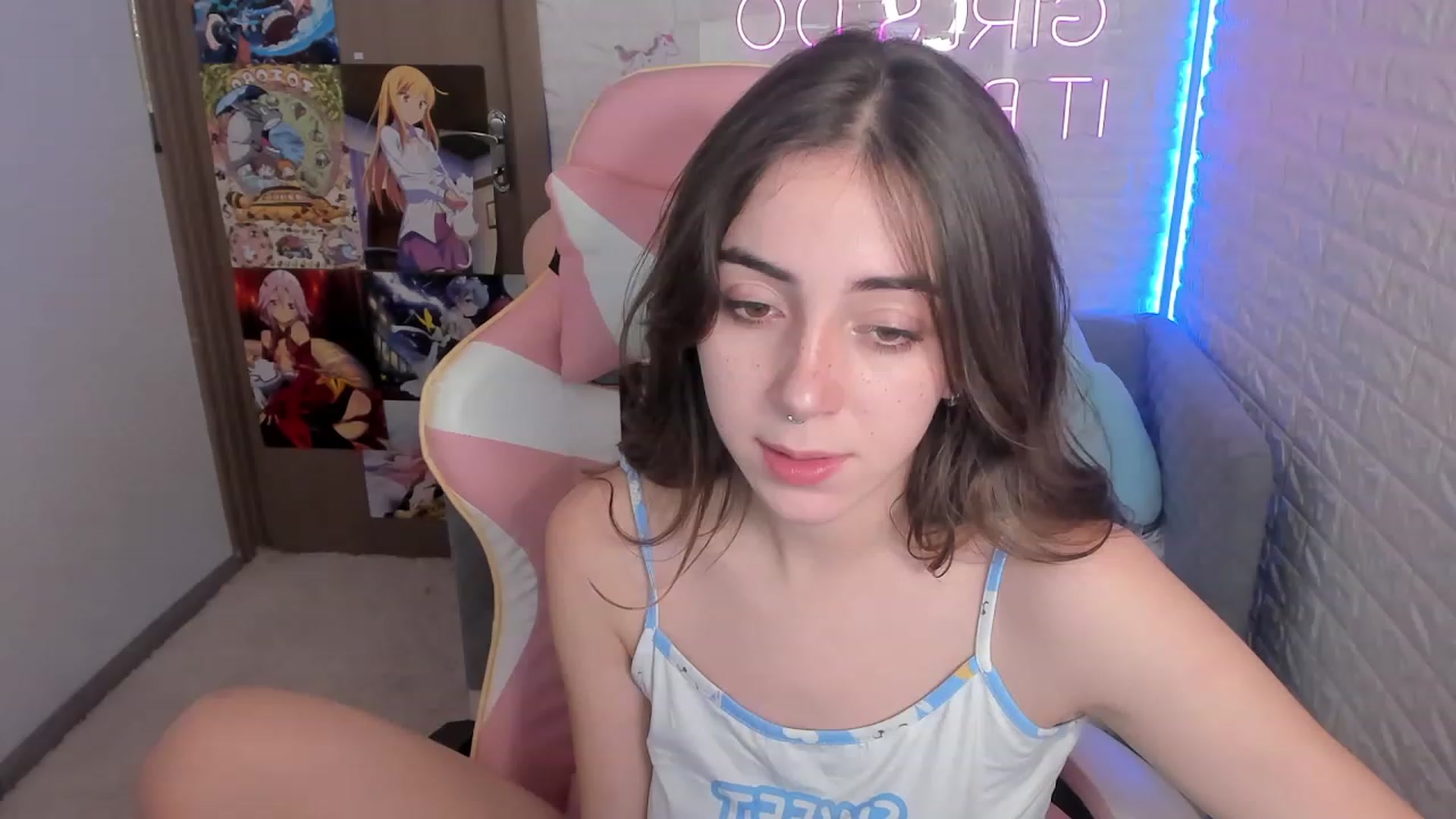 Gallery image thumbnail from ElsaYoung's myfreecams stream on, 12/29/2022, 10:59 image 2 of 20