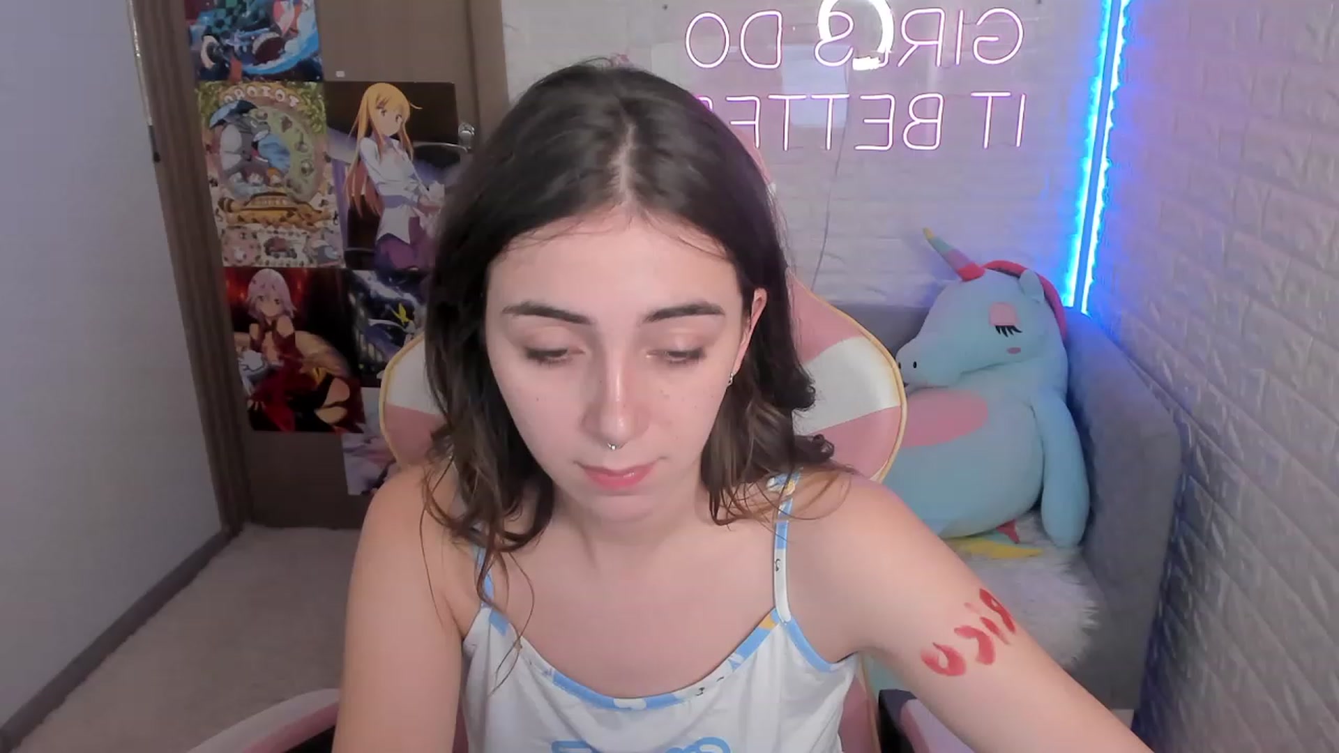 Gallery image thumbnail from ElsaYoung's myfreecams stream on, 12/29/2022, 12:42 image 17 of 20