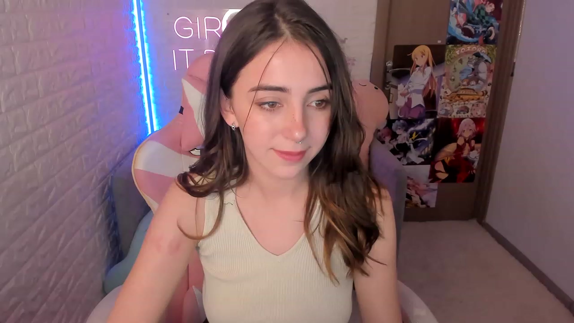 Gallery image thumbnail from ElsaYoung's myfreecams stream on, 12/30/2022, 17:09 image 2 of 20