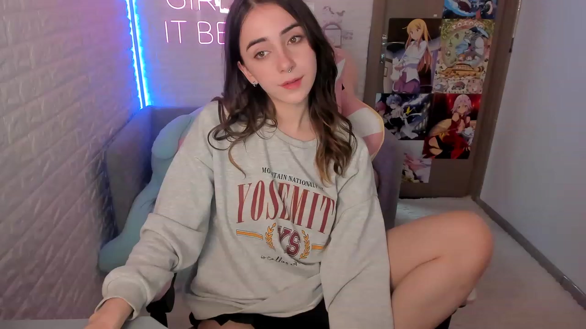 Gallery image thumbnail from ElsaYoung's myfreecams stream on, 12/30/2022, 19:28 image 14 of 20