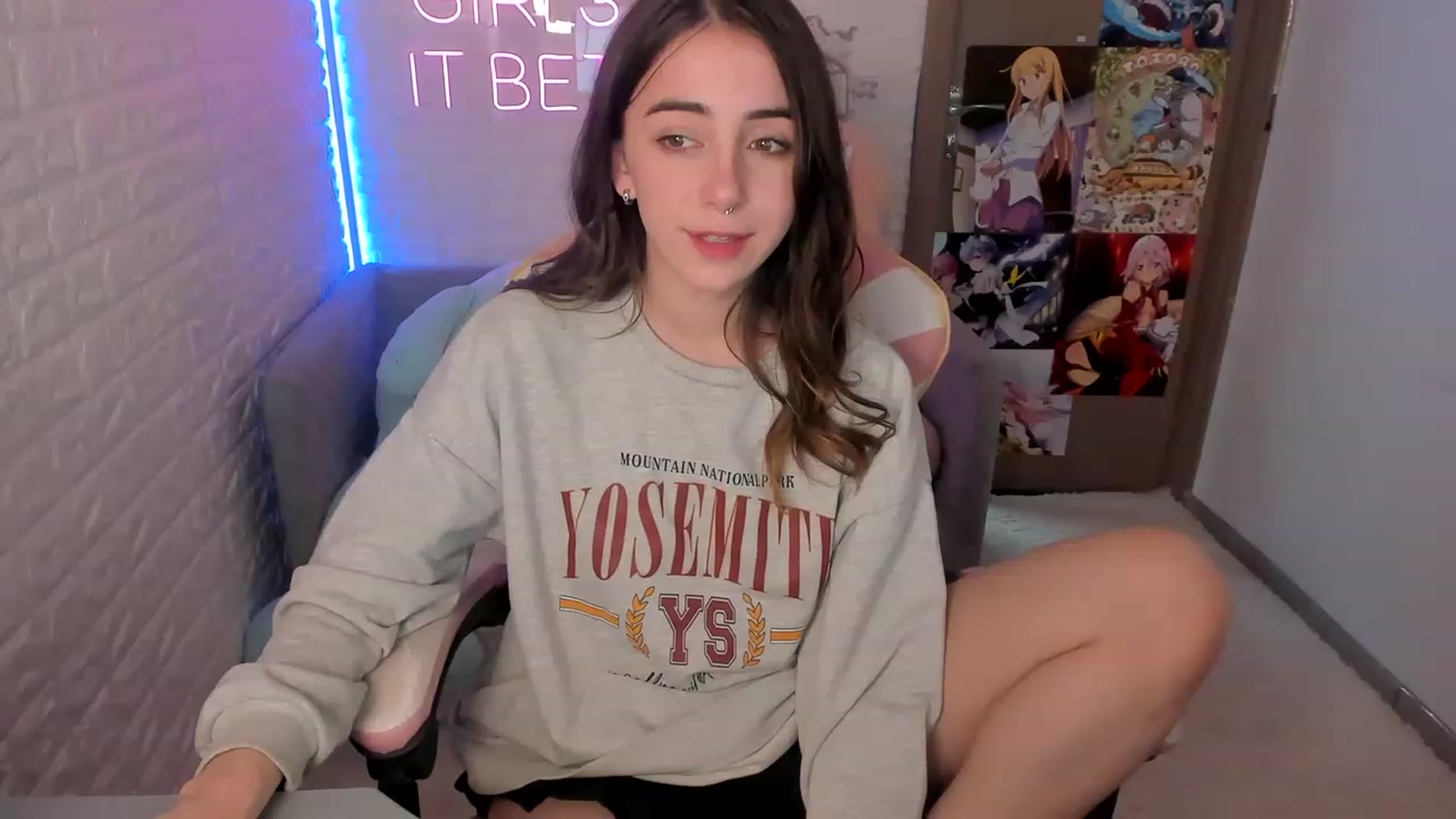 Gallery image thumbnail from ElsaYoung's myfreecams stream on, 12/30/2022, 19:28 image 15 of 20
