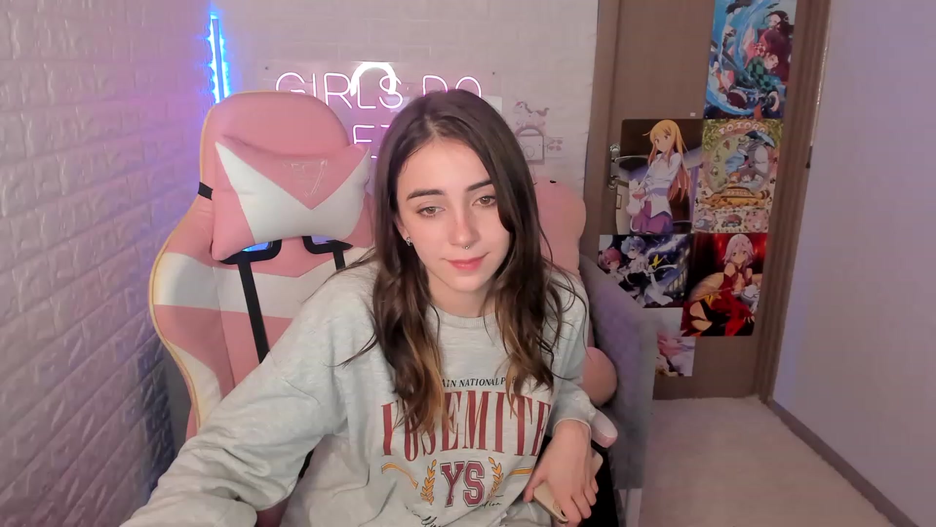 Gallery image thumbnail from ElsaYoung's myfreecams stream on, 12/30/2022, 19:28 image 20 of 20