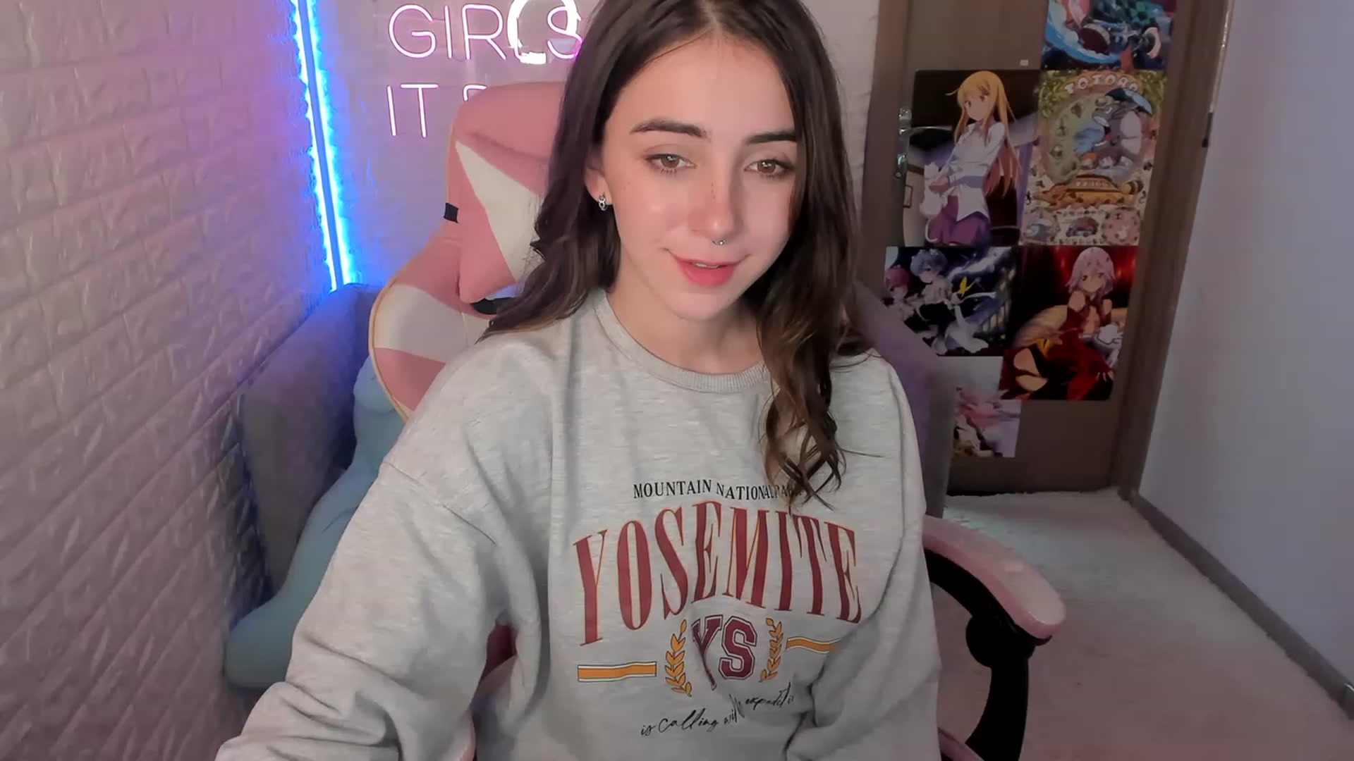 Gallery image thumbnail from ElsaYoung's myfreecams stream on, 12/30/2022, 19:28 image 8 of 20