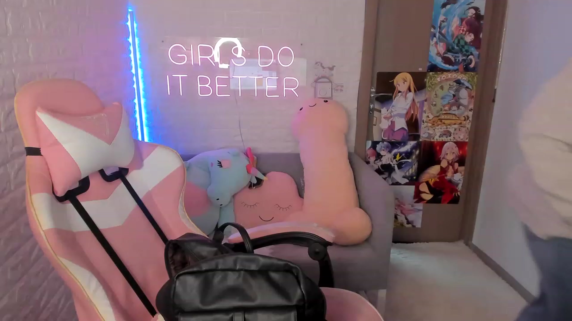Gallery image thumbnail from ElsaYoung's myfreecams stream on, 12/30/2022, 19:28 image 17 of 20