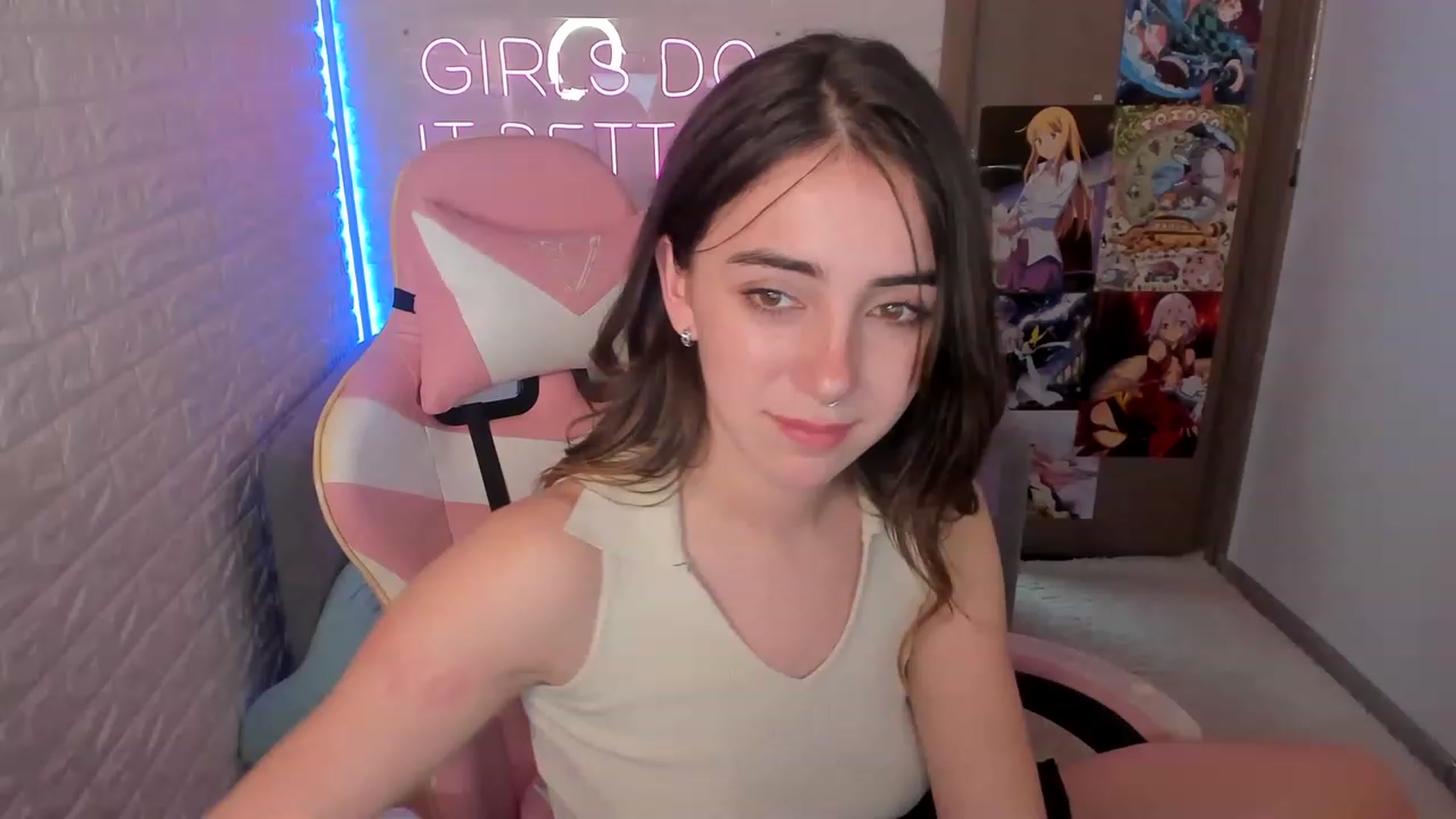 Gallery image thumbnail from ElsaYoung's myfreecams stream on, 12/30/2022, 19:28 image 4 of 20