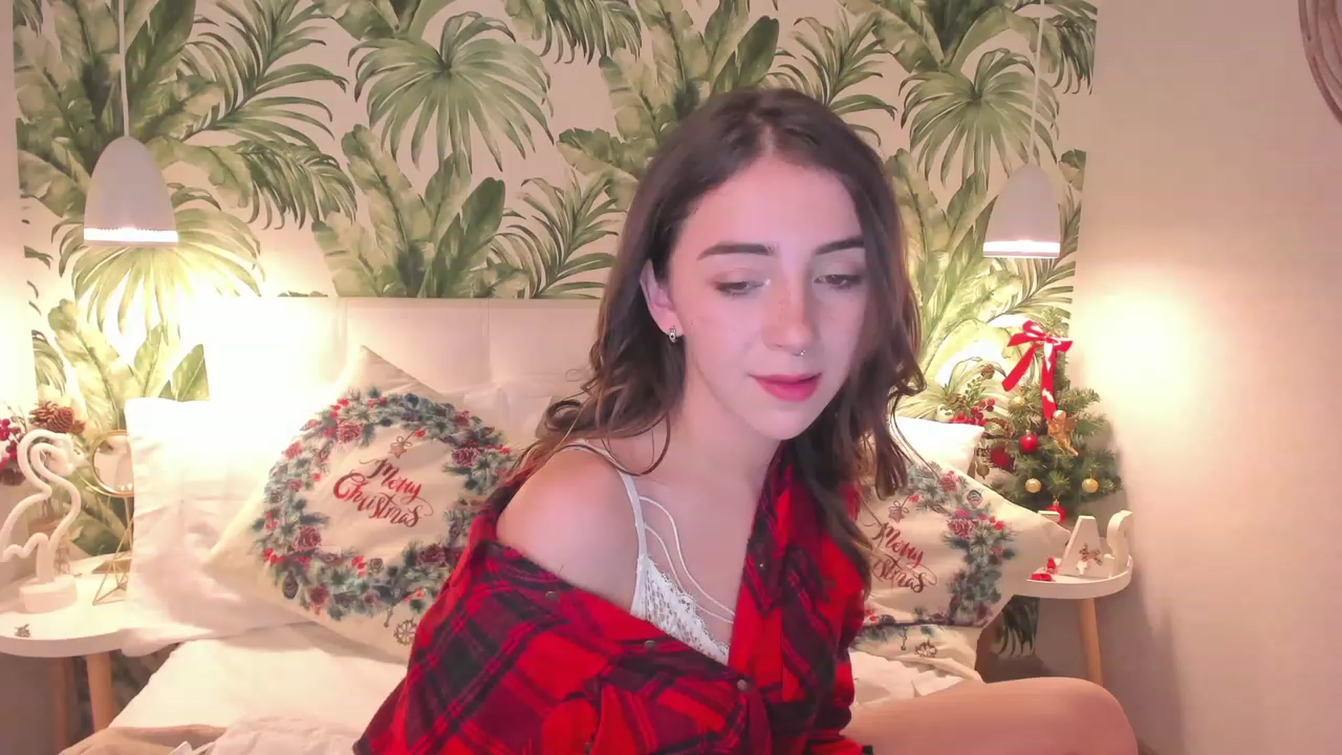 Gallery image thumbnail from ElsaYoung's myfreecams stream on, 12/31/2022, 20:03 image 18 of 20