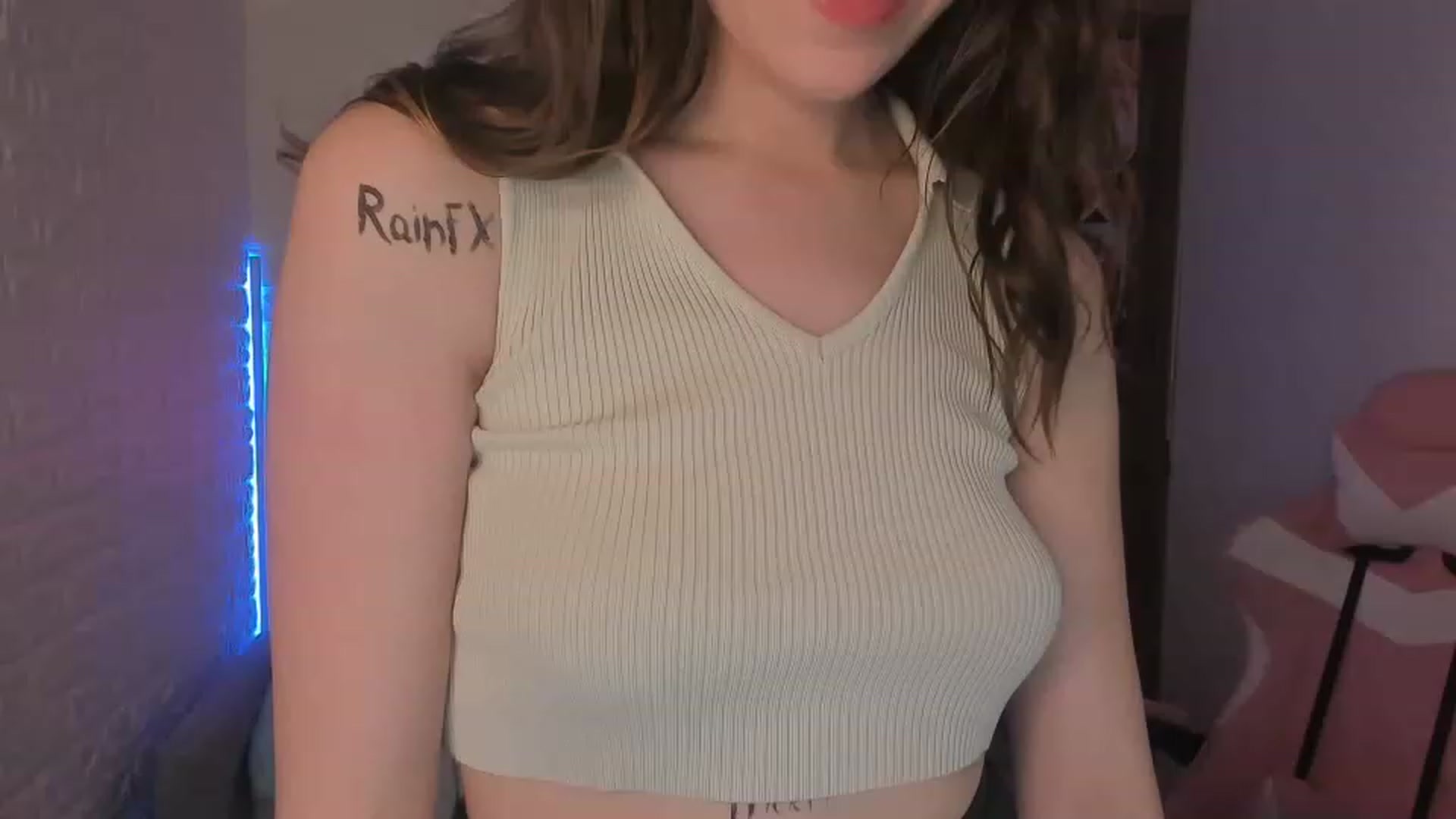 Gallery image thumbnail from ElsaYoung's myfreecams stream on, 01/01/2023, 10:46 image 17 of 20