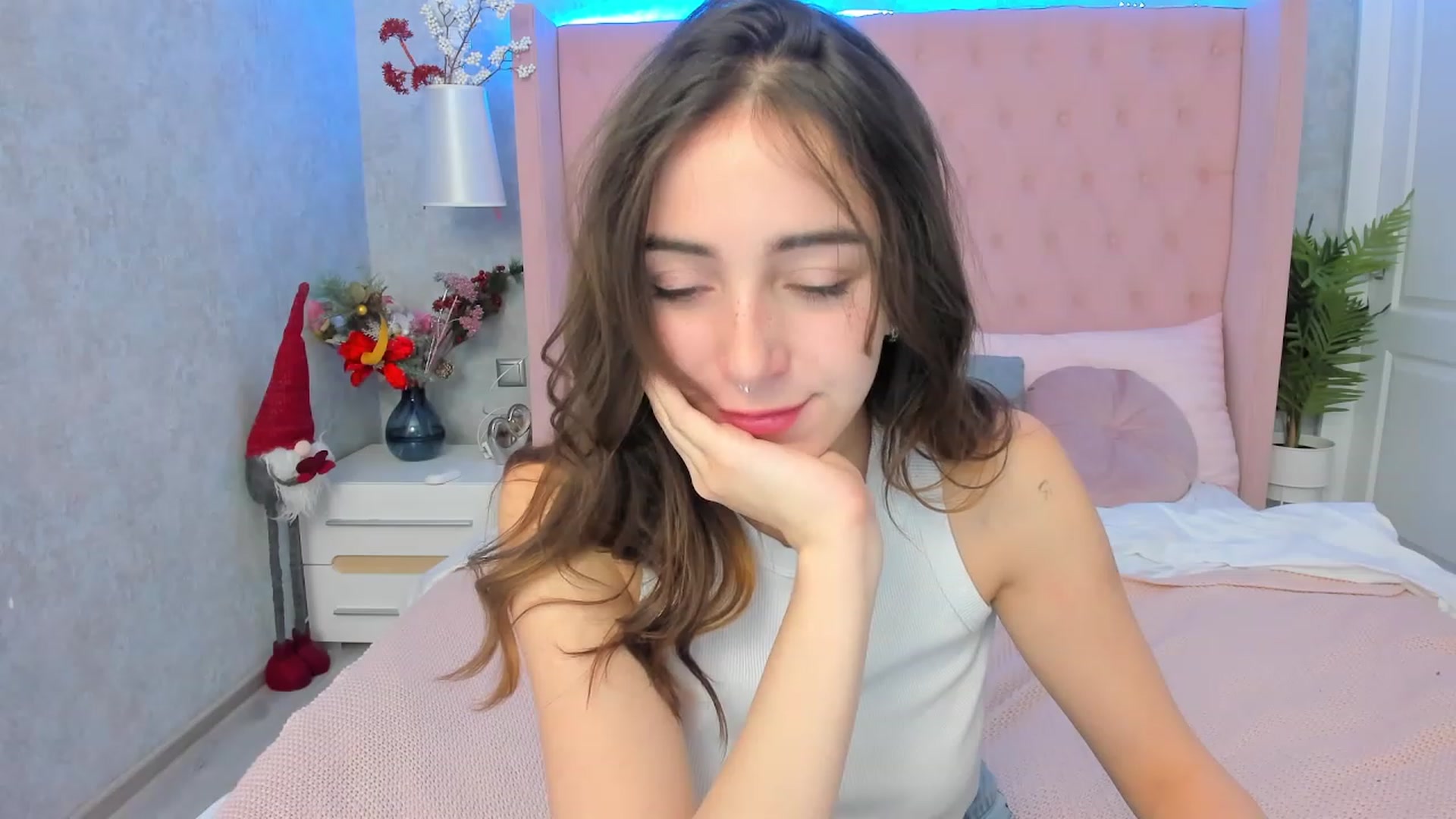 Gallery image thumbnail from ElsaYoung's myfreecams stream on, 01/02/2023, 07:22 image 18 of 20