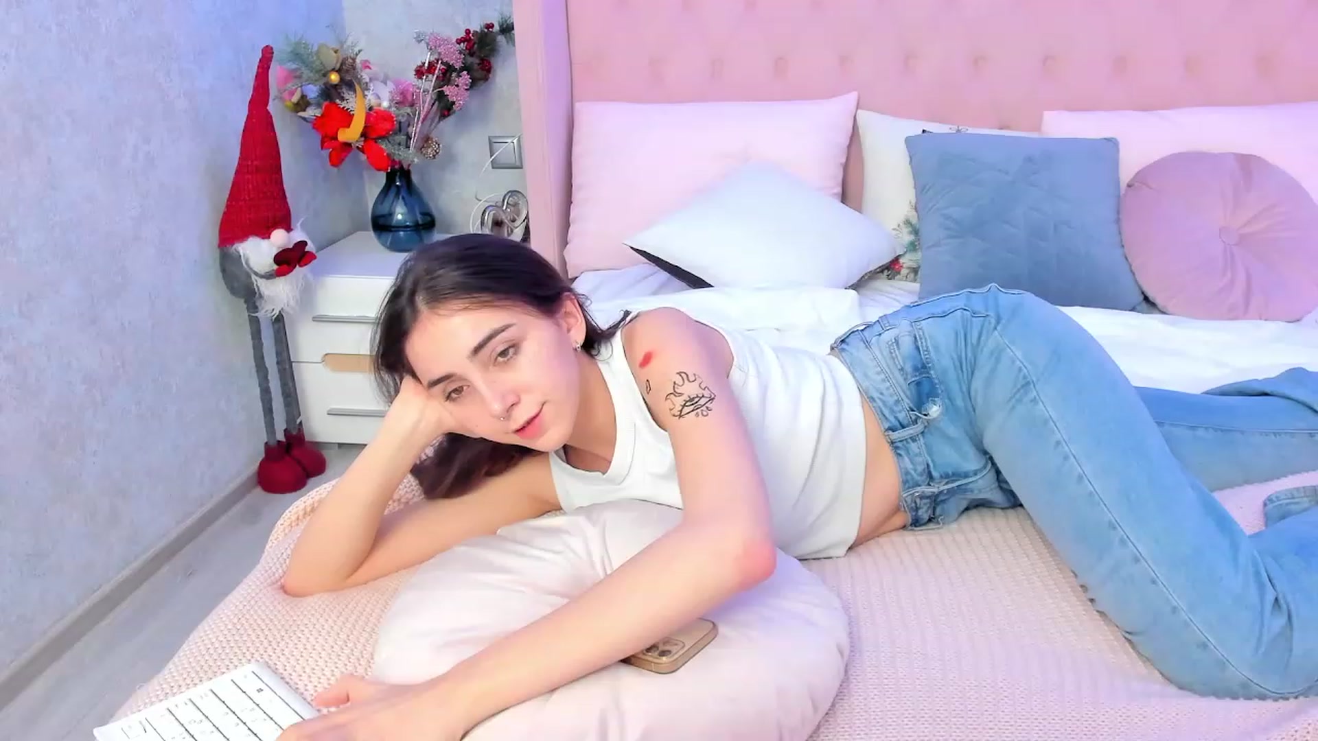 Gallery image thumbnail from ElsaYoung's myfreecams stream on, 01/02/2023, 12:45 image 1 of 20