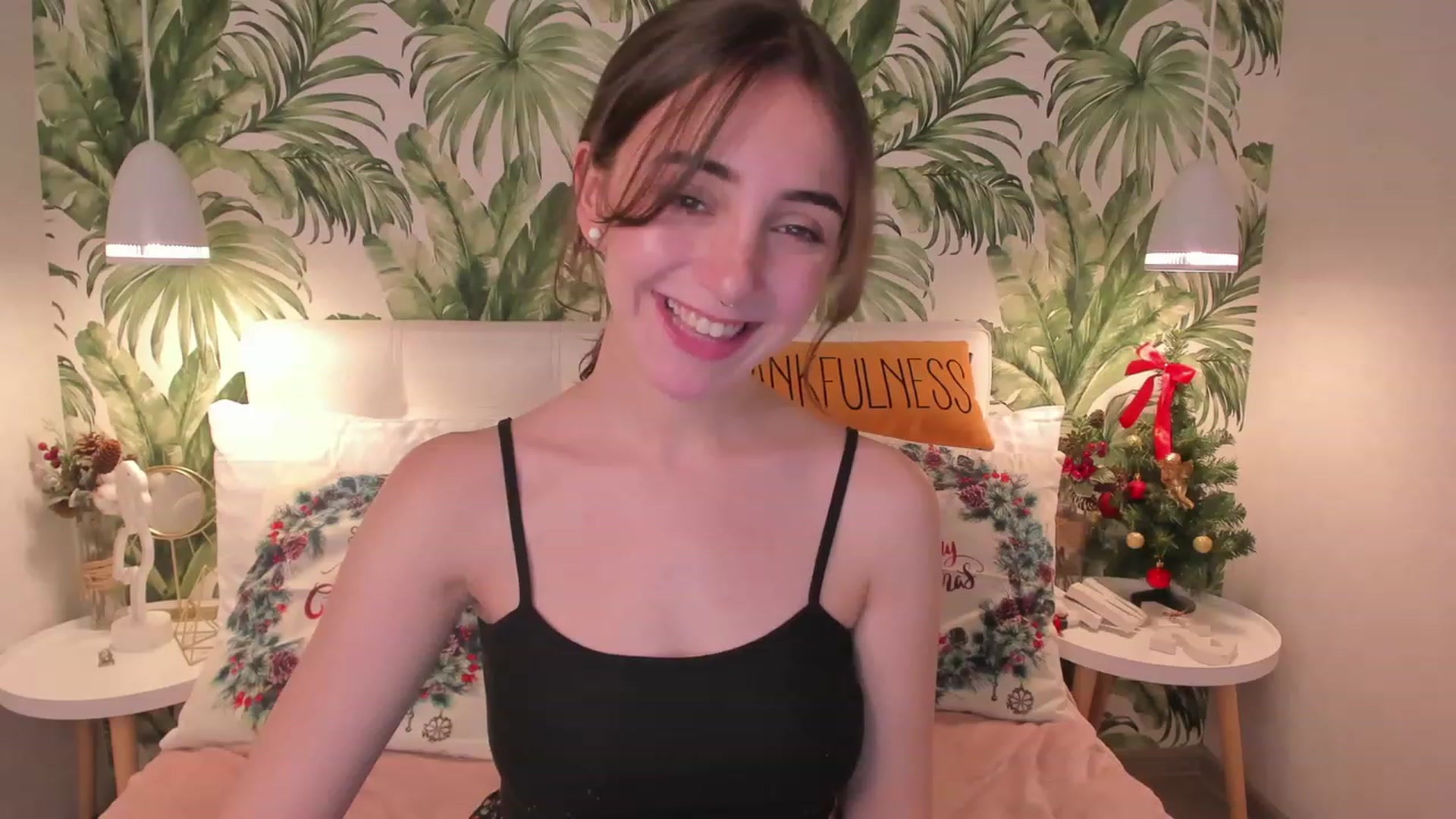 Gallery image thumbnail from ElsaYoung's myfreecams stream on, 01/06/2023, 14:05 image 9 of 20