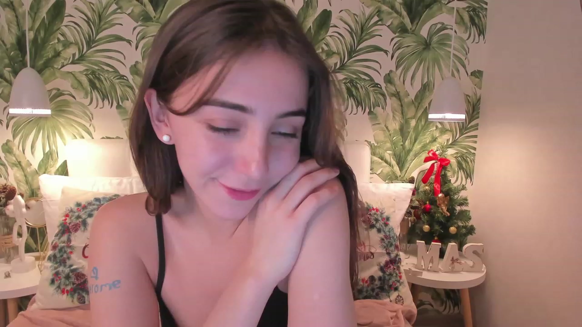 Gallery image thumbnail from ElsaYoung's myfreecams stream on, 01/06/2023, 18:21 image 17 of 20