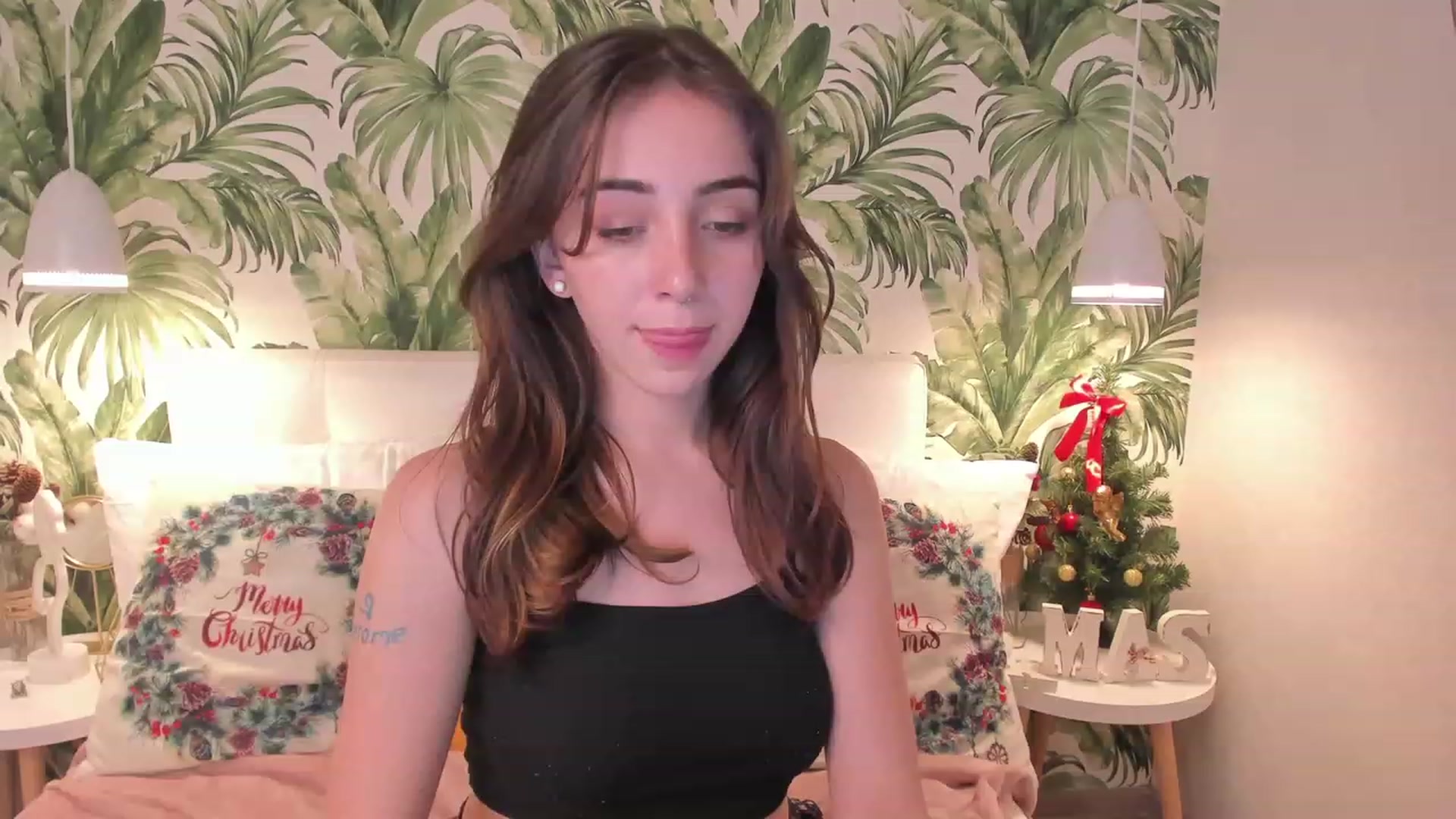 Gallery image thumbnail from ElsaYoung's myfreecams stream on, 01/06/2023, 18:21 image 14 of 20