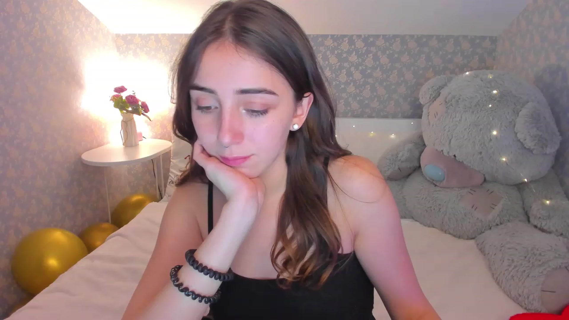 Gallery image thumbnail from ElsaYoung's myfreecams stream on, 01/07/2023, 18:33 image 14 of 20