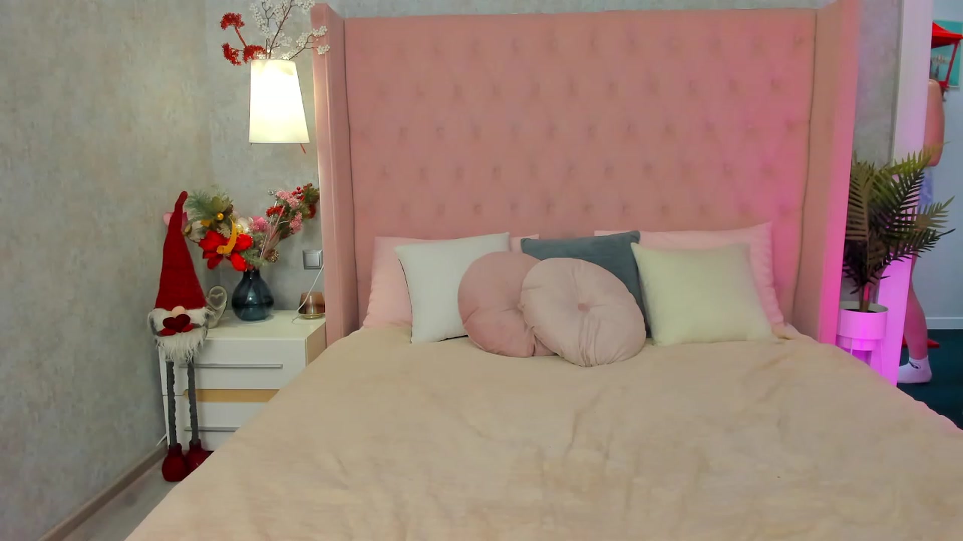 Gallery image thumbnail from ElsaYoung's myfreecams stream on, 01/10/2023, 07:35 image 19 of 20