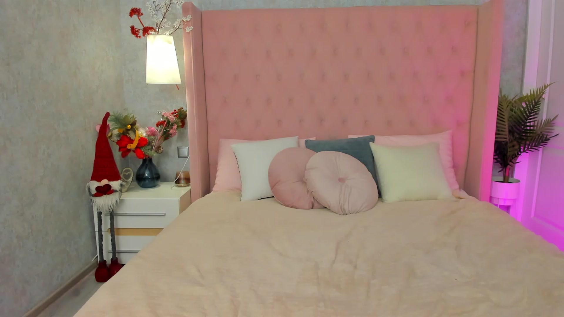 Gallery image thumbnail from ElsaYoung's myfreecams stream on, 01/10/2023, 07:35 image 20 of 20