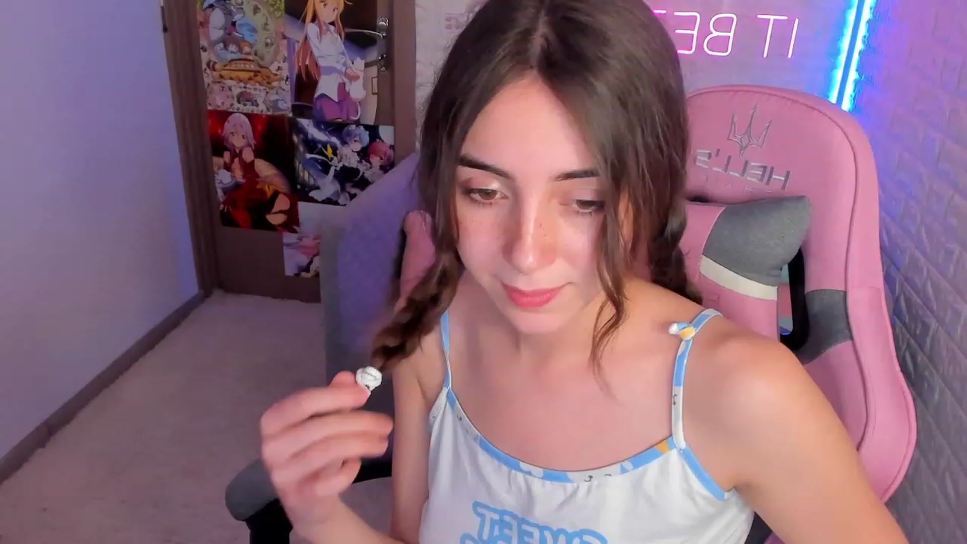 Gallery image thumbnail from ElsaYoung's myfreecams stream on, 01/15/2023, 15:35 image 5 of 20