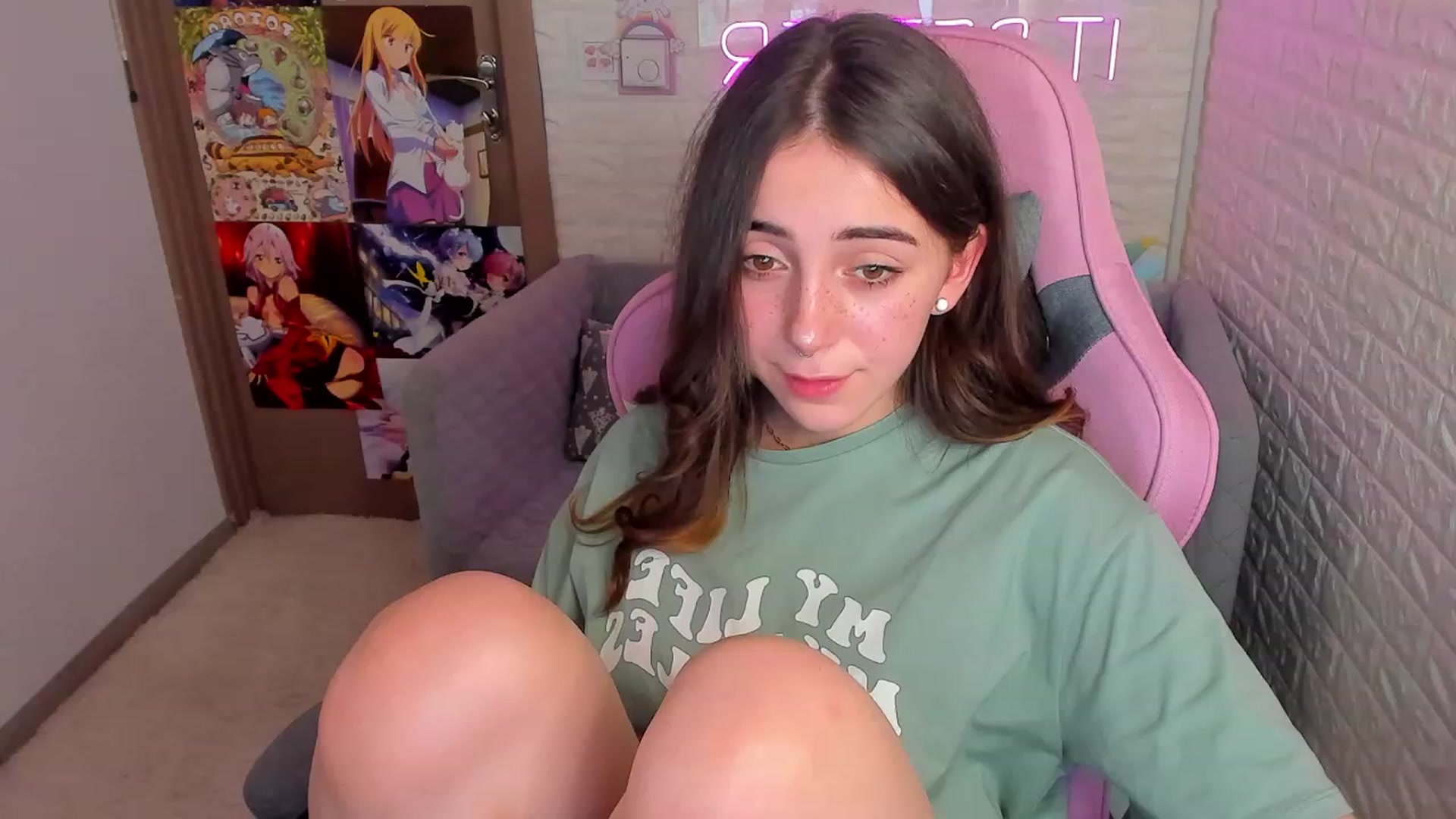 Gallery image thumbnail from ElsaYoung's myfreecams stream on, 01/19/2023, 06:45 image 5 of 20
