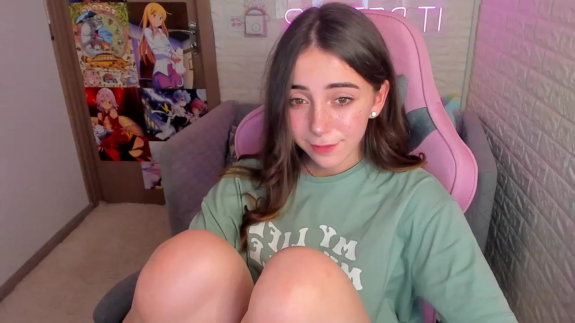 Gallery image thumbnail from ElsaYoung's myfreecams stream on, 01/19/2023, 06:45 image 4 of 20