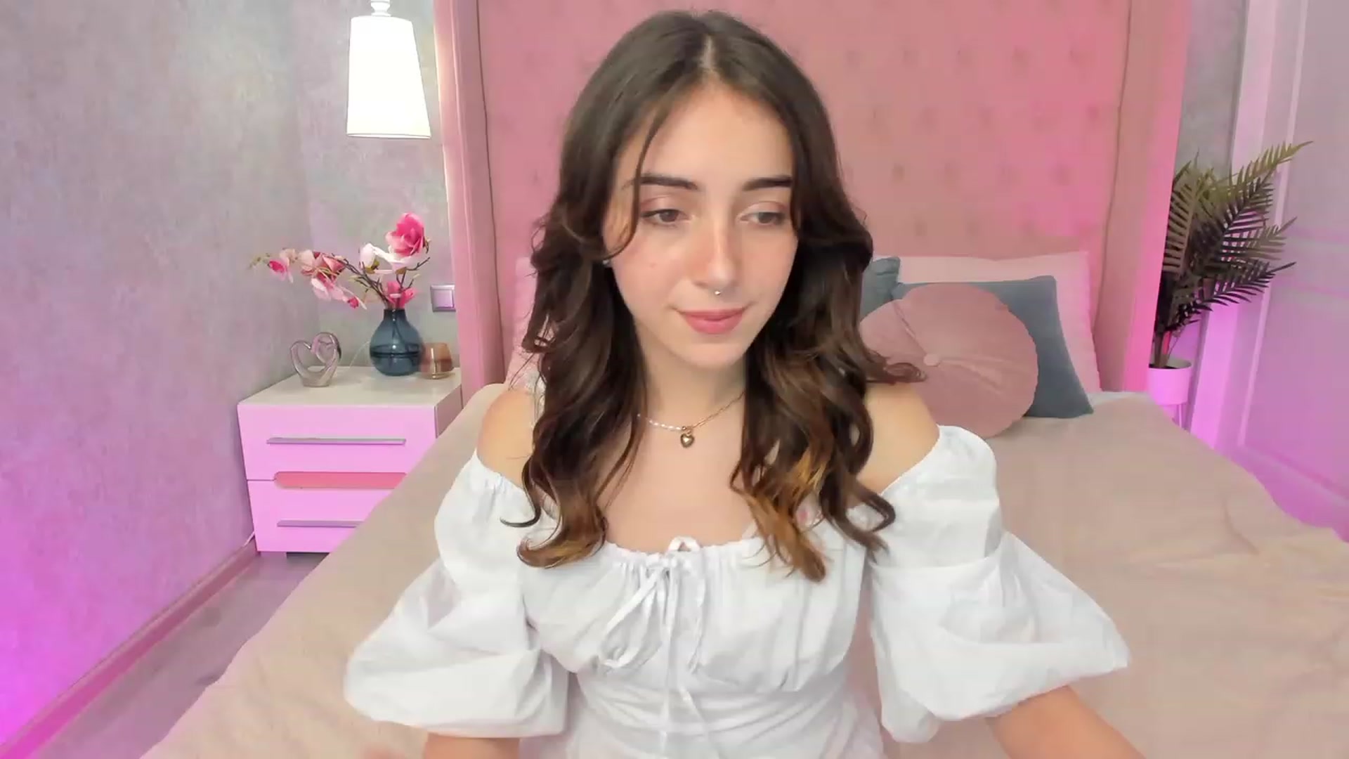 Gallery image thumbnail from ElsaYoung's myfreecams stream on, 01/22/2023, 15:00 image 1 of 20