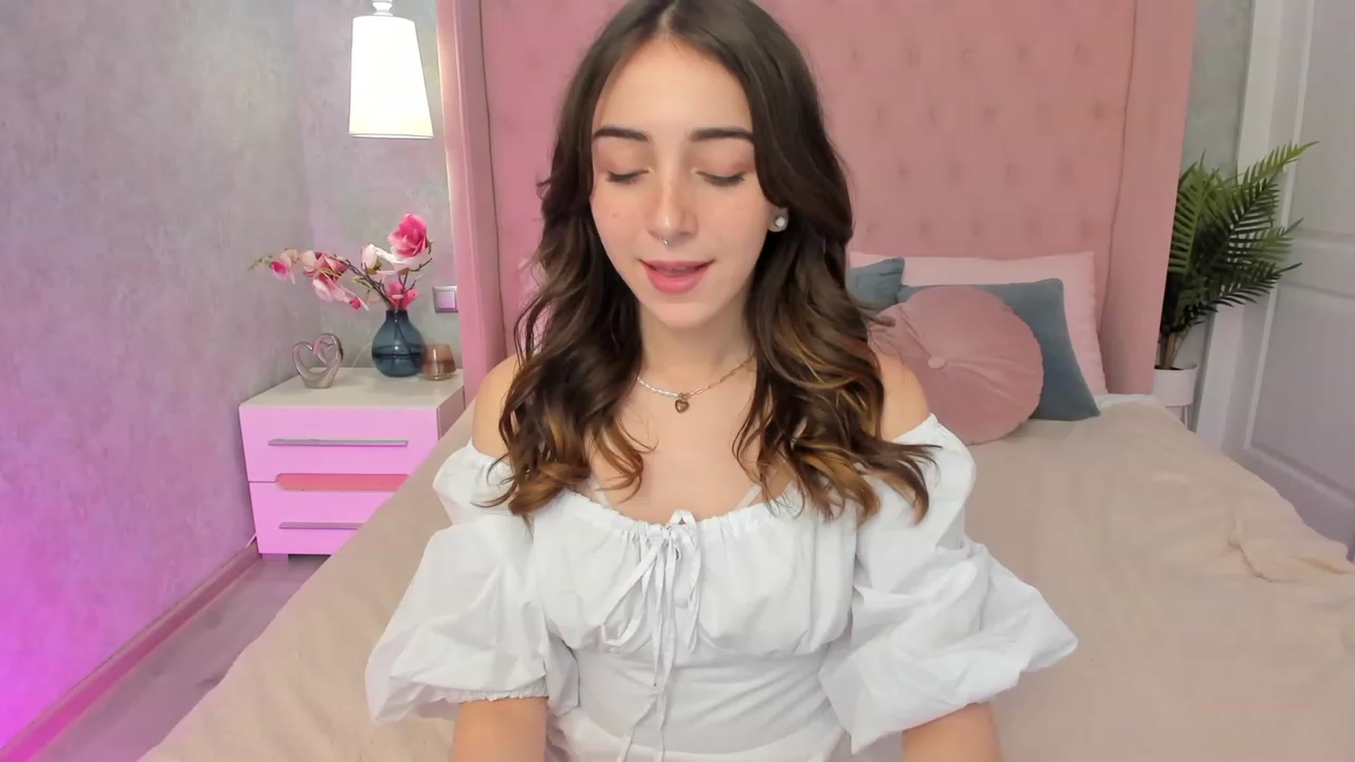 Gallery image thumbnail from ElsaYoung's myfreecams stream on, 01/22/2023, 15:00 image 2 of 20