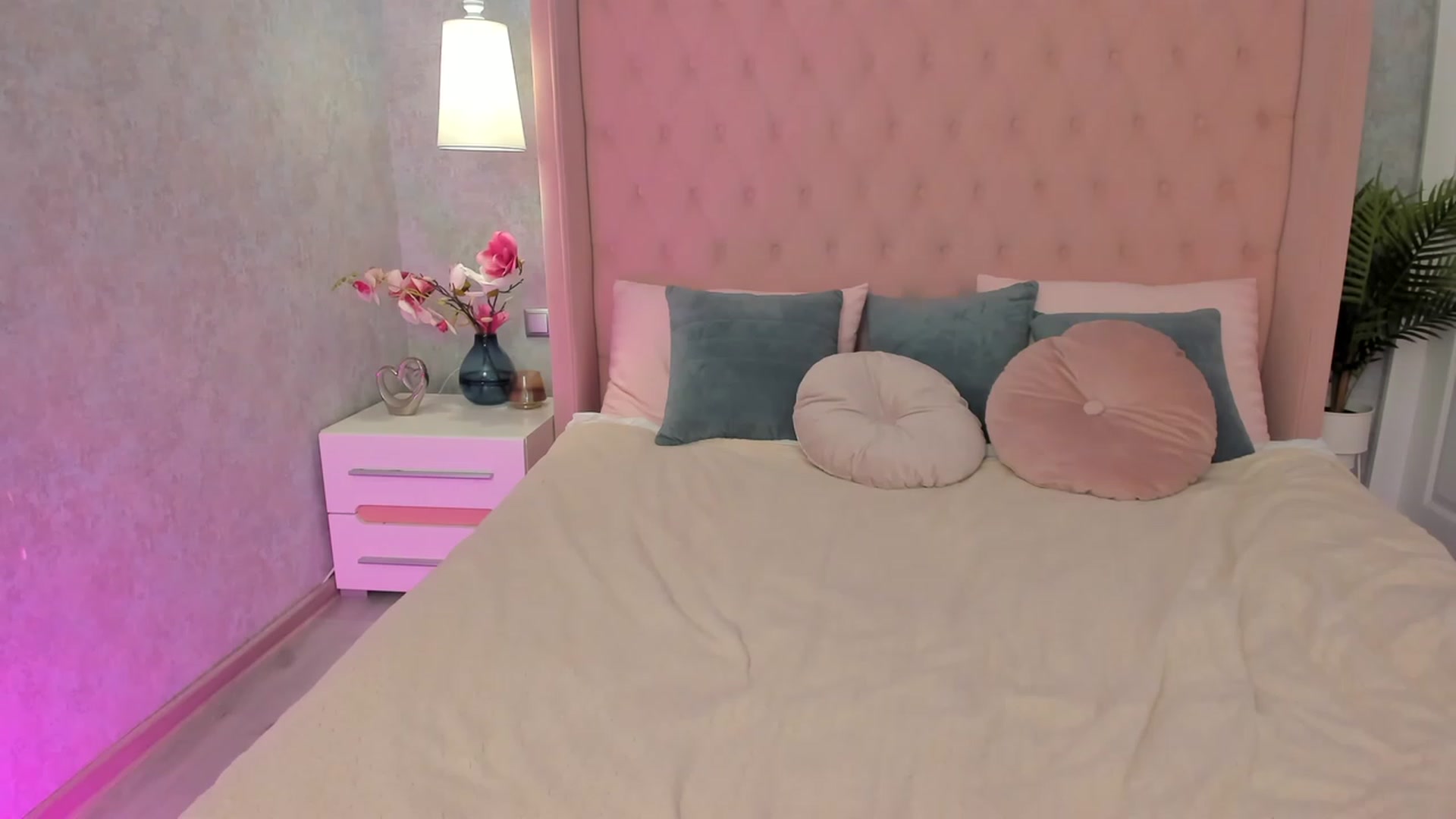 Gallery image thumbnail from ElsaYoung's myfreecams stream on, 01/22/2023, 15:13 image 17 of 20