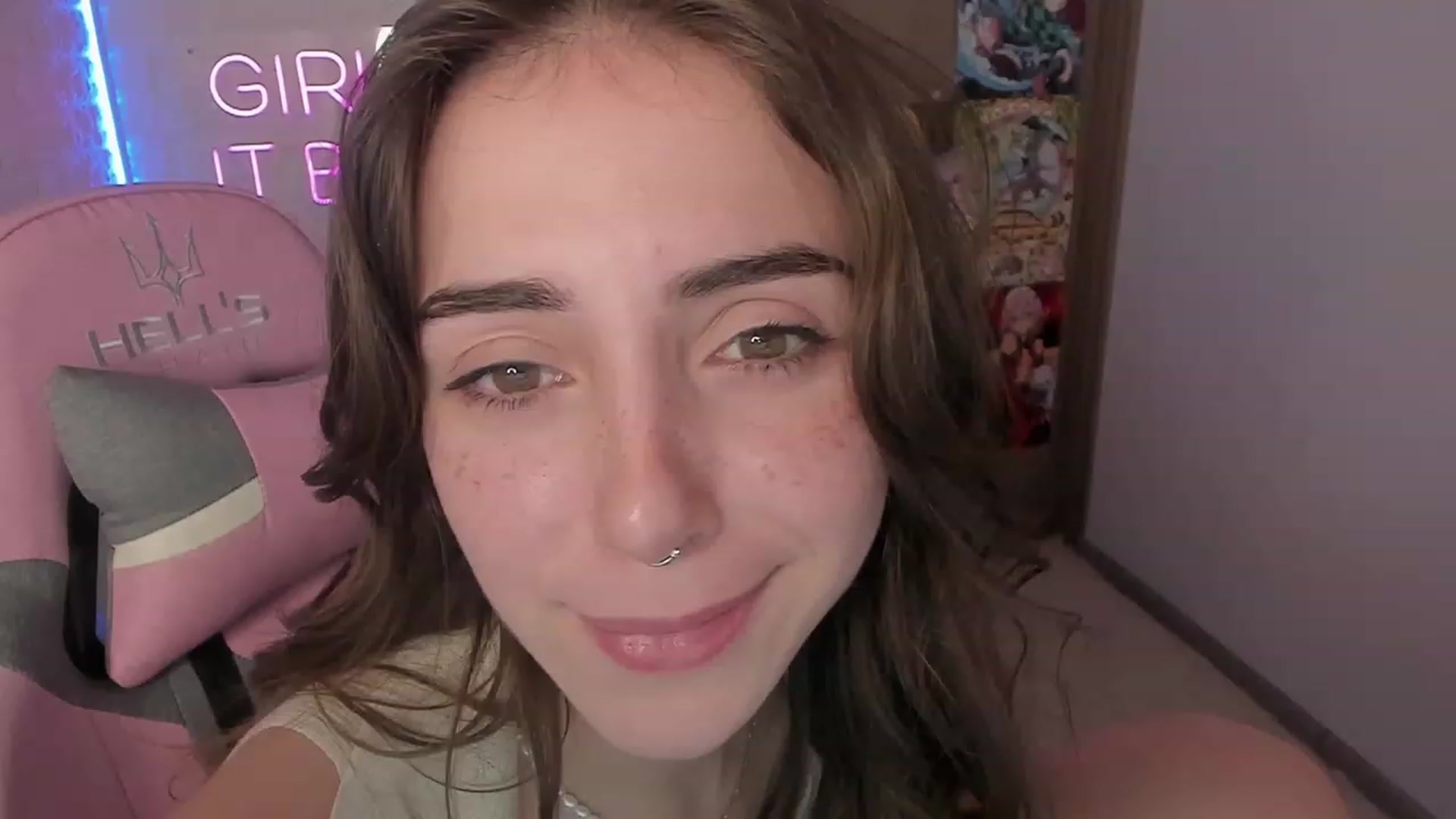 Gallery image thumbnail from ElsaYoung's myfreecams stream on, 01/25/2023, 12:06 image 14 of 20