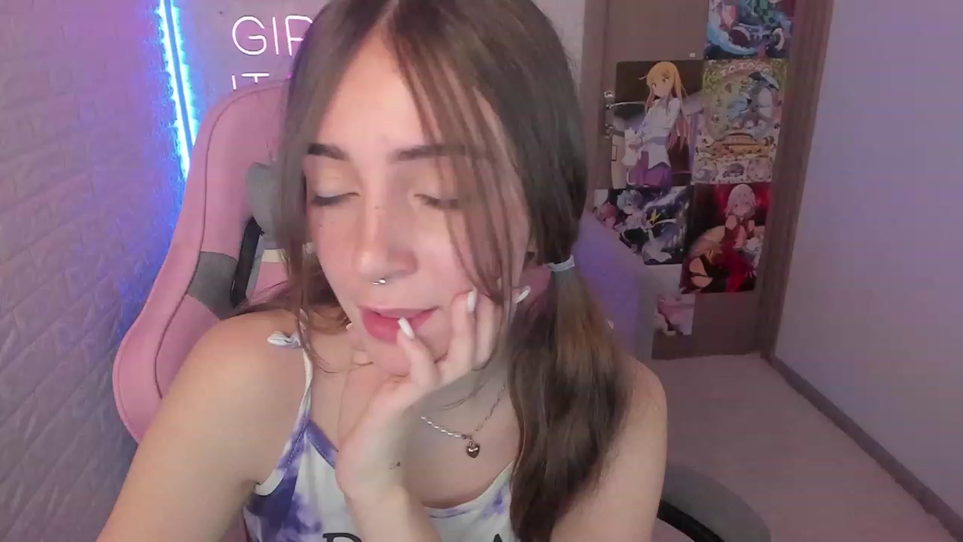 Gallery image thumbnail from ElsaYoung's myfreecams stream on, 01/27/2023, 09:08 image 20 of 20