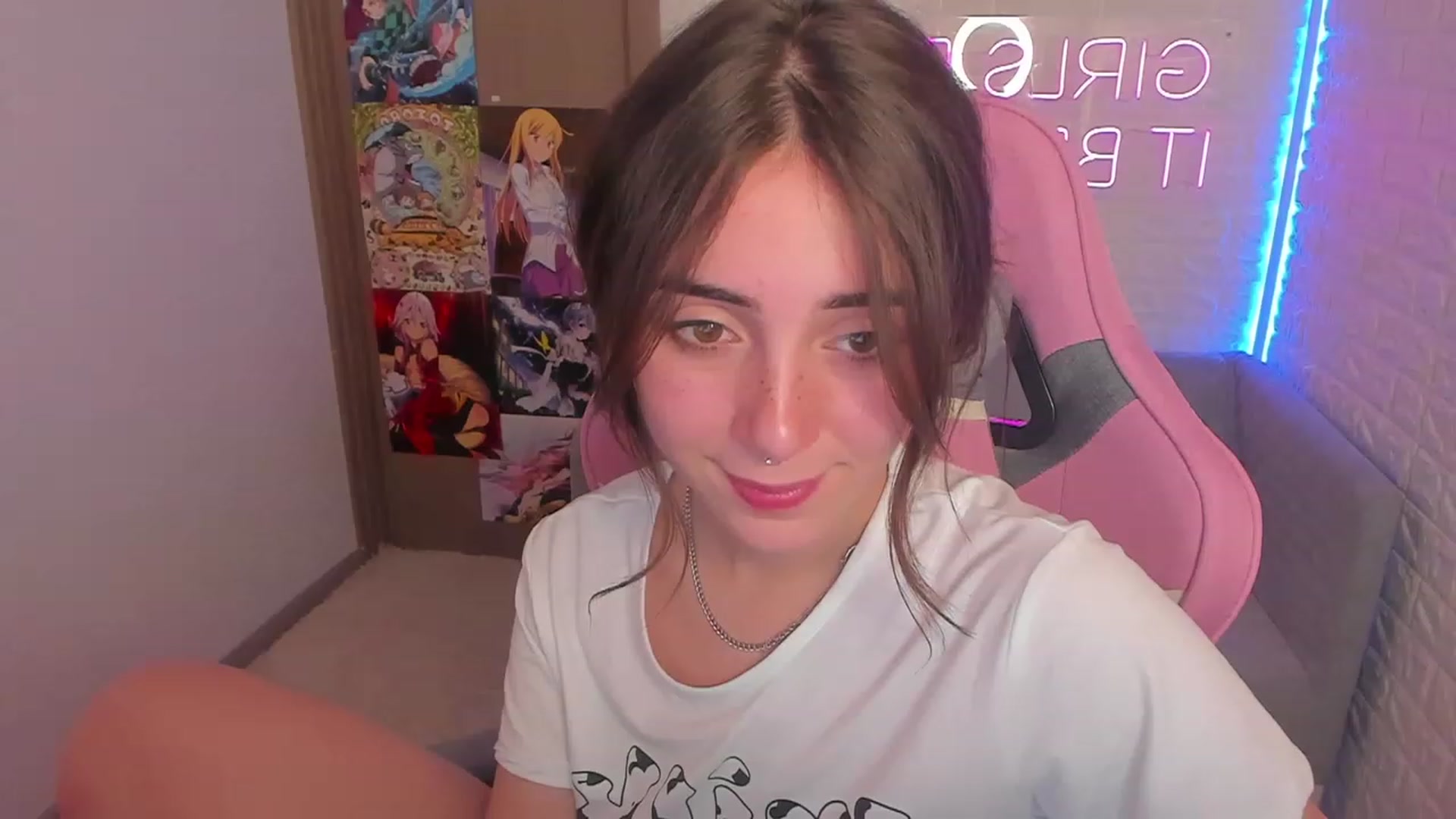 Gallery image thumbnail from ElsaYoung's myfreecams stream on, 02/01/2023, 13:44 image 4 of 20