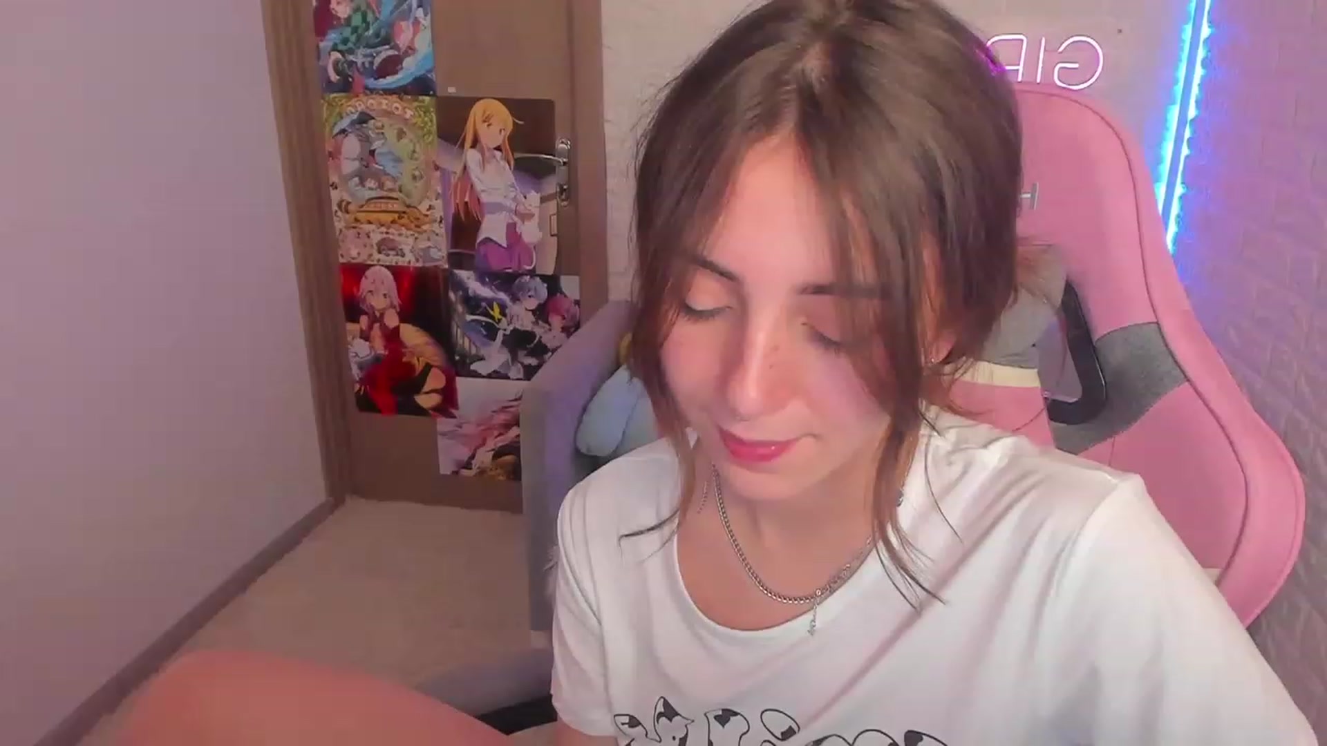 Gallery image thumbnail from ElsaYoung's myfreecams stream on, 02/01/2023, 13:44 image 10 of 20