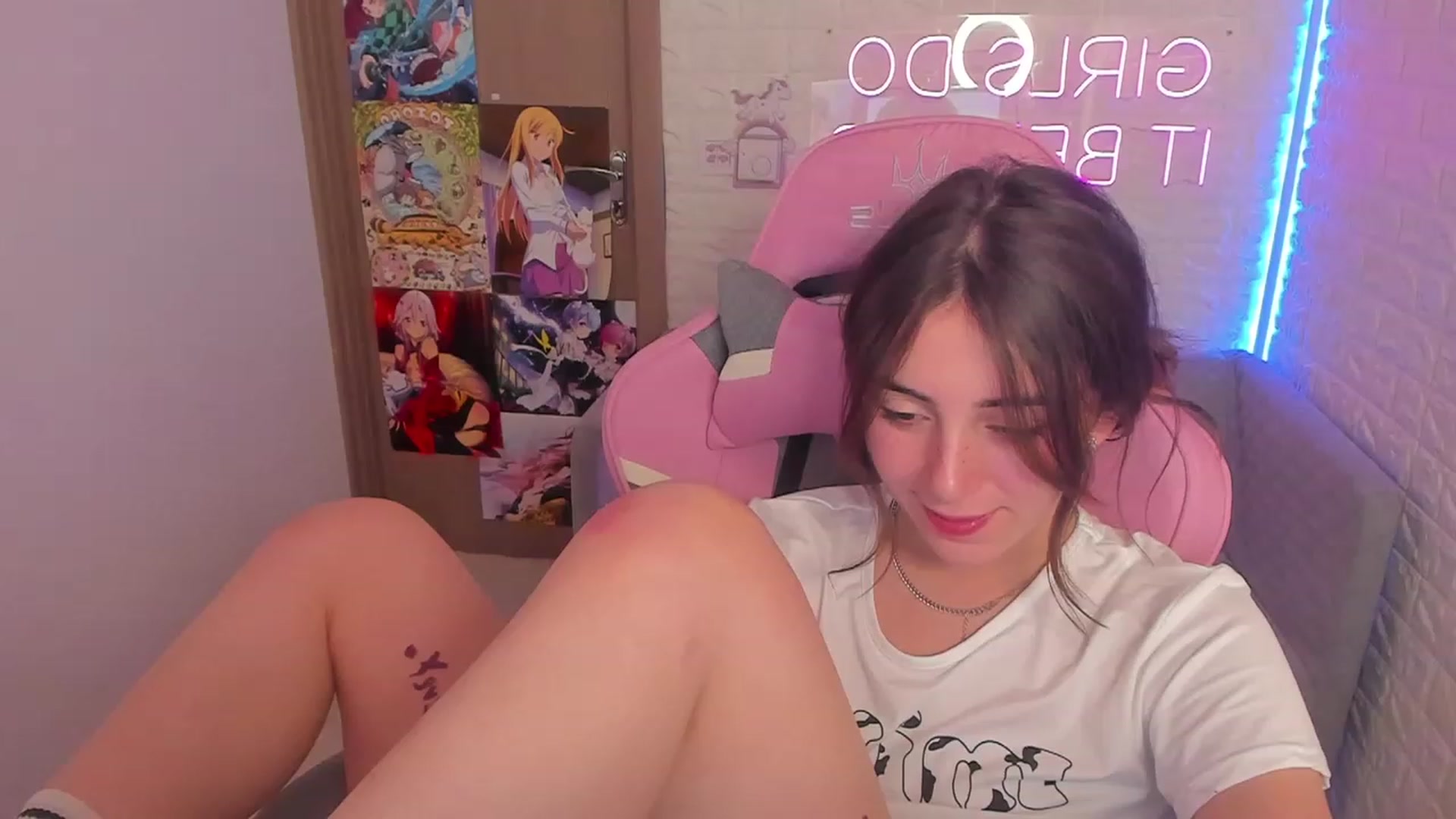 Gallery image thumbnail from ElsaYoung's myfreecams stream on, 02/01/2023, 13:44 image 7 of 20