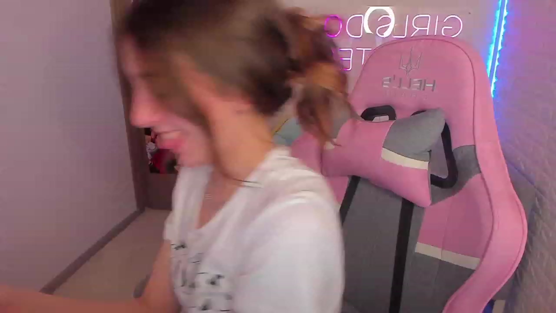 Gallery image thumbnail from ElsaYoung's myfreecams stream on, 02/01/2023, 13:44 image 8 of 20