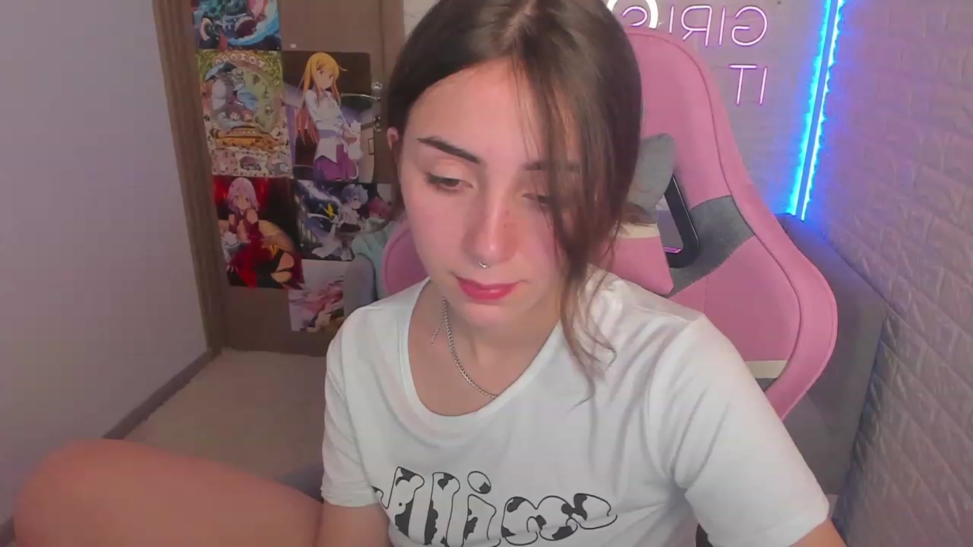 Gallery image thumbnail from ElsaYoung's myfreecams stream on, 02/01/2023, 15:03 image 6 of 20