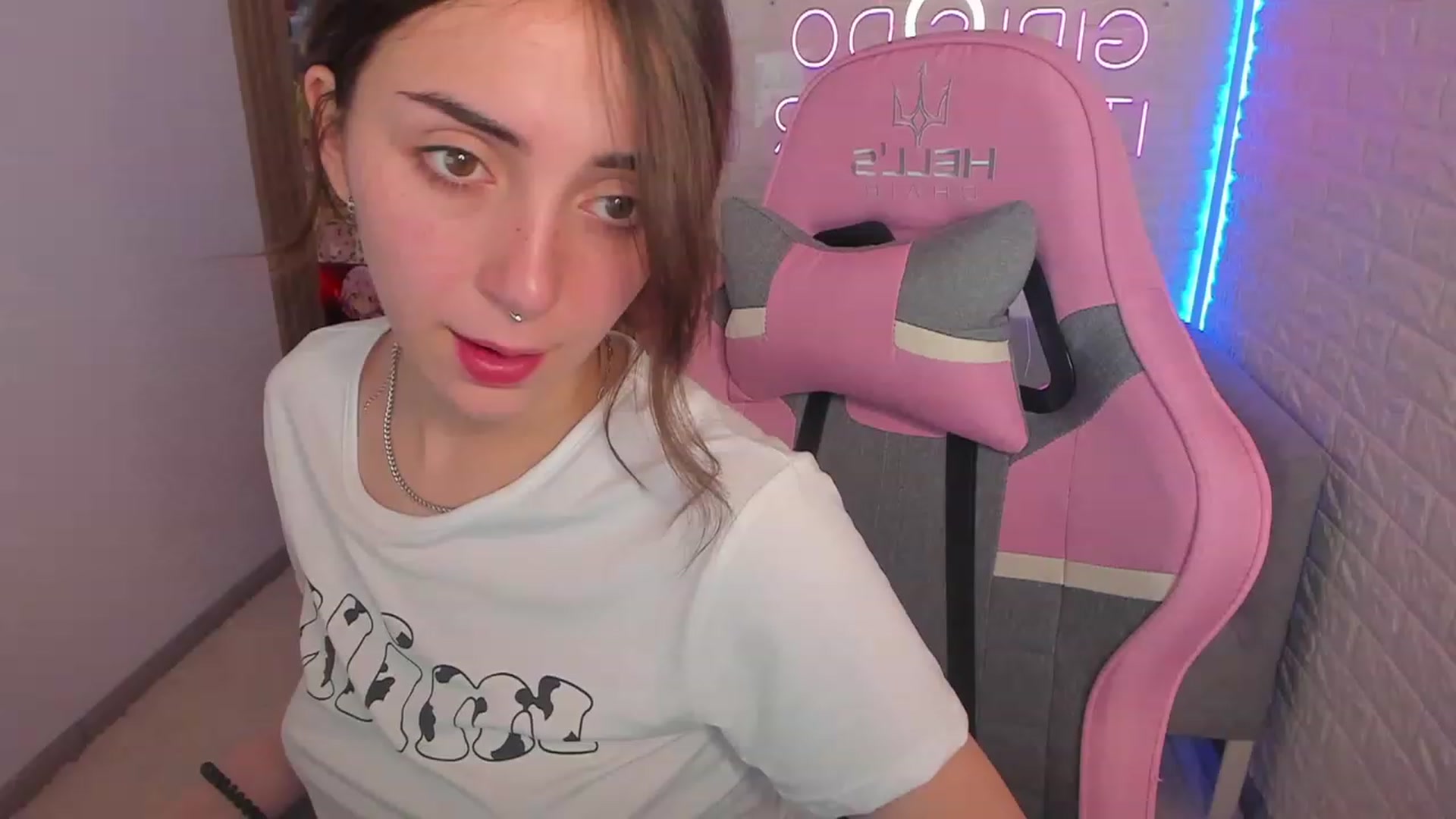 Gallery image thumbnail from ElsaYoung's myfreecams stream on, 02/01/2023, 15:03 image 7 of 20