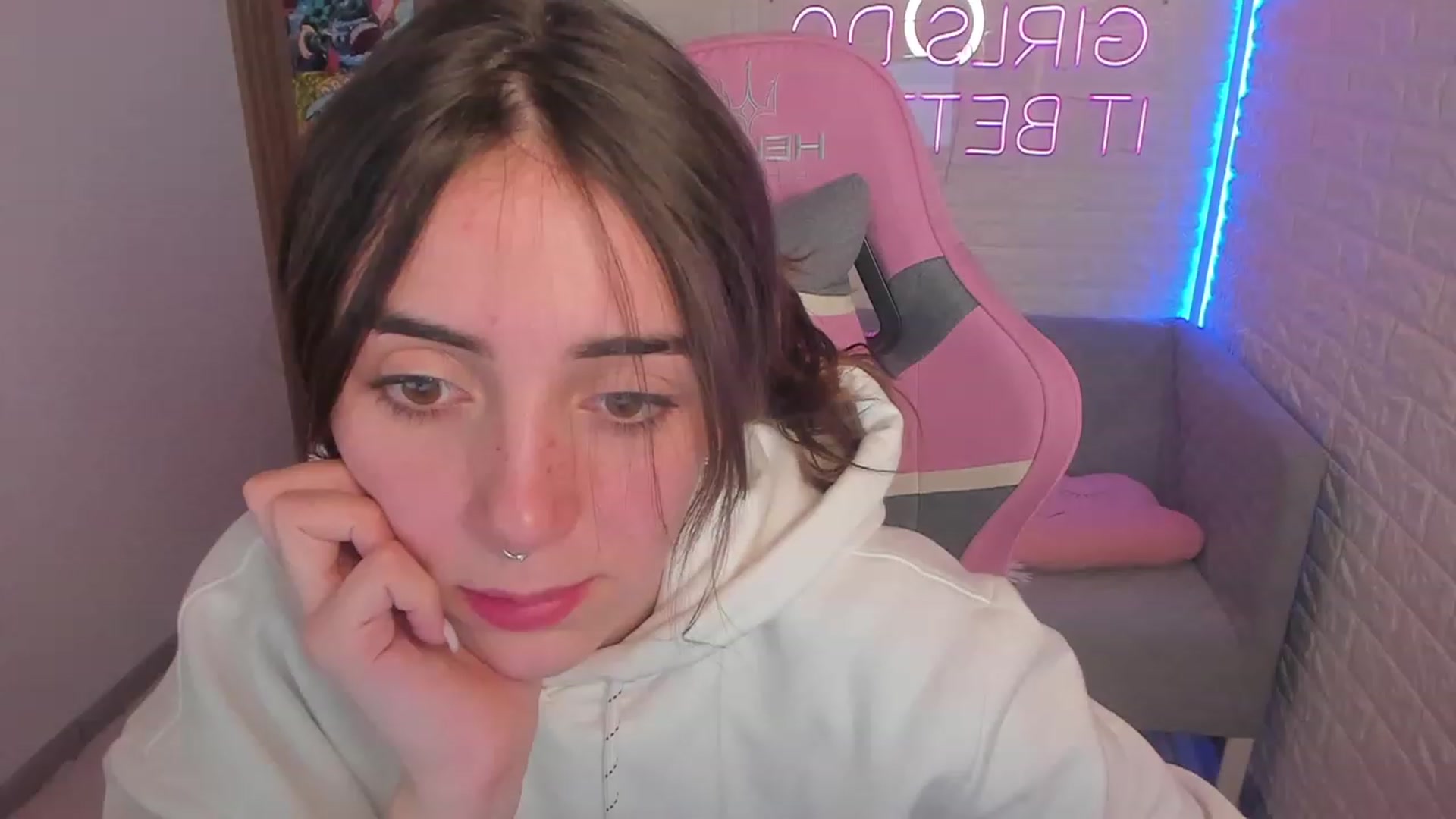 Gallery image thumbnail from ElsaYoung's myfreecams stream on, 02/01/2023, 15:03 image 18 of 20