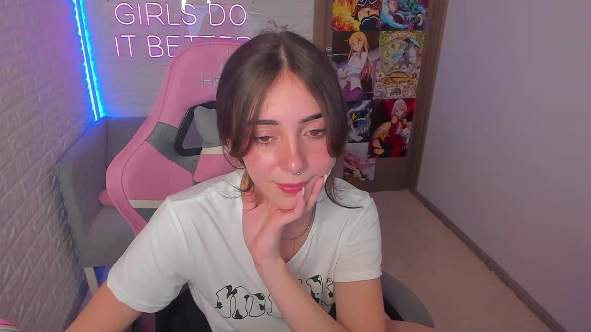 Gallery image thumbnail from ElsaYoung's myfreecams stream on, 02/02/2023, 13:37 image 14 of 20