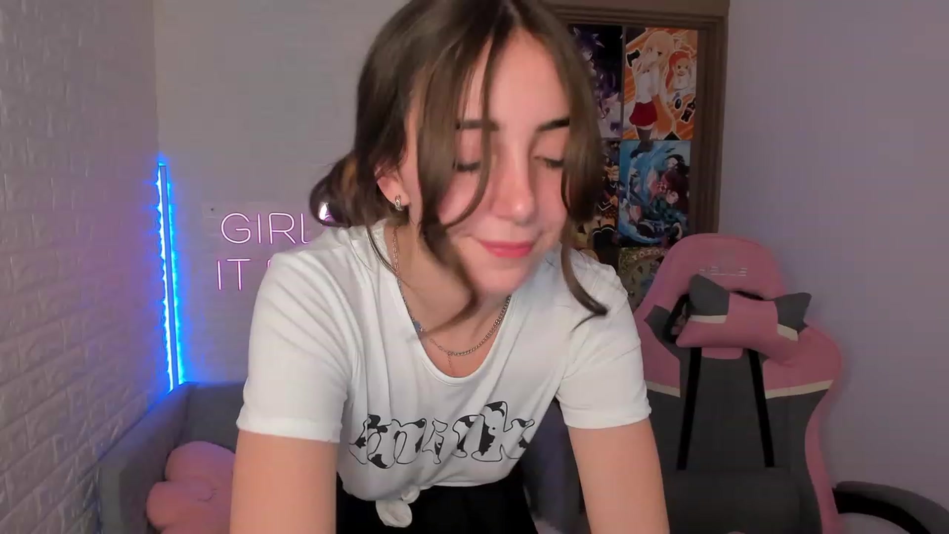 Gallery image thumbnail from ElsaYoung's myfreecams stream on, 02/02/2023, 17:12 image 14 of 20