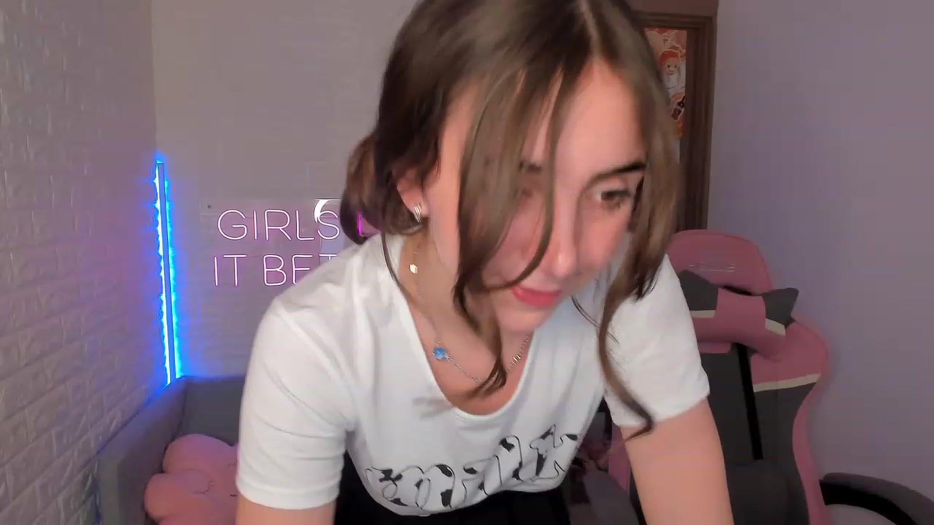Gallery image thumbnail from ElsaYoung's myfreecams stream on, 02/02/2023, 17:12 image 18 of 20