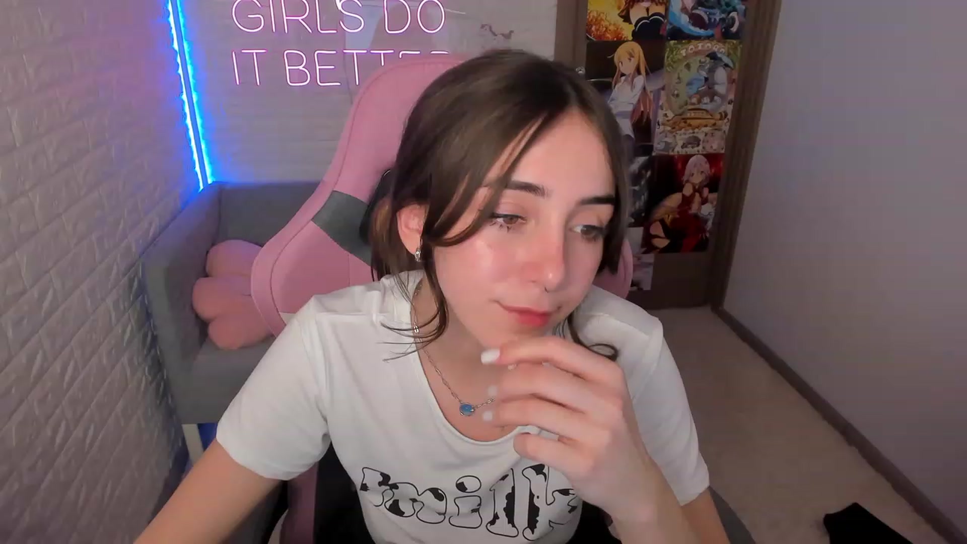 Gallery image thumbnail from ElsaYoung's myfreecams stream on, 02/02/2023, 17:12 image 3 of 20