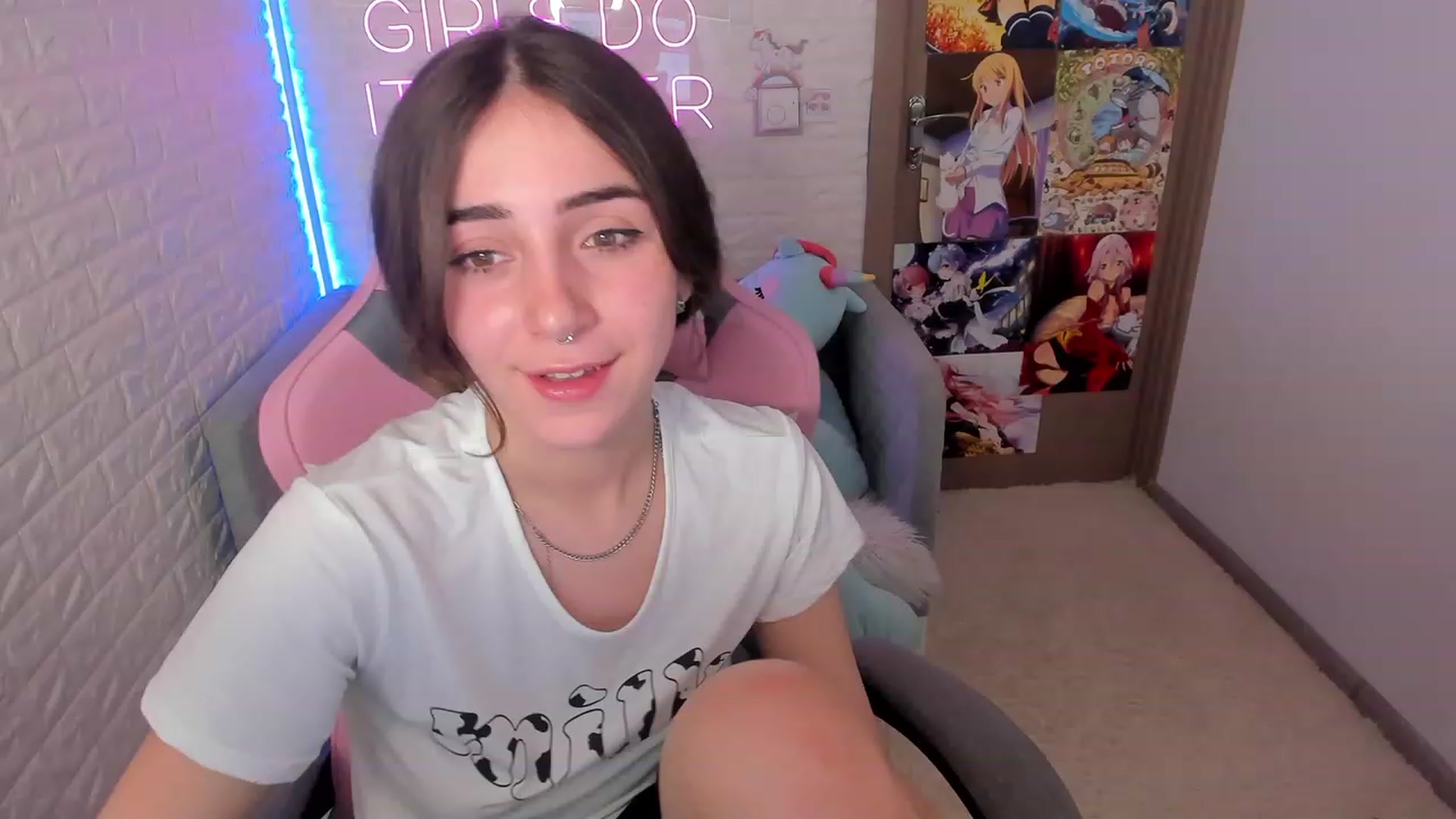 Gallery image thumbnail from ElsaYoung's myfreecams stream on, 02/02/2023, 18:40 image 6 of 20